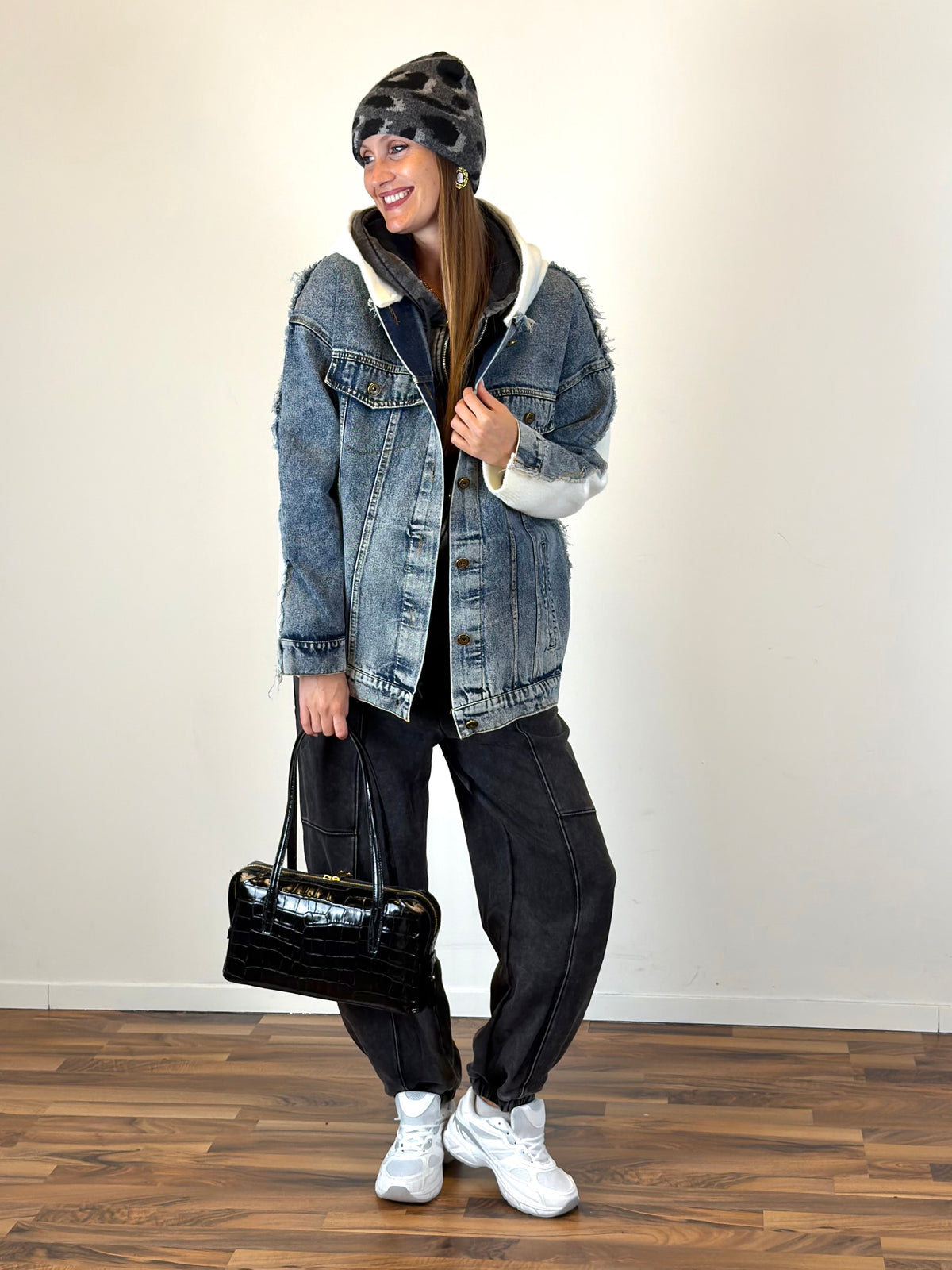 Giubbino jeans e maglia bianco