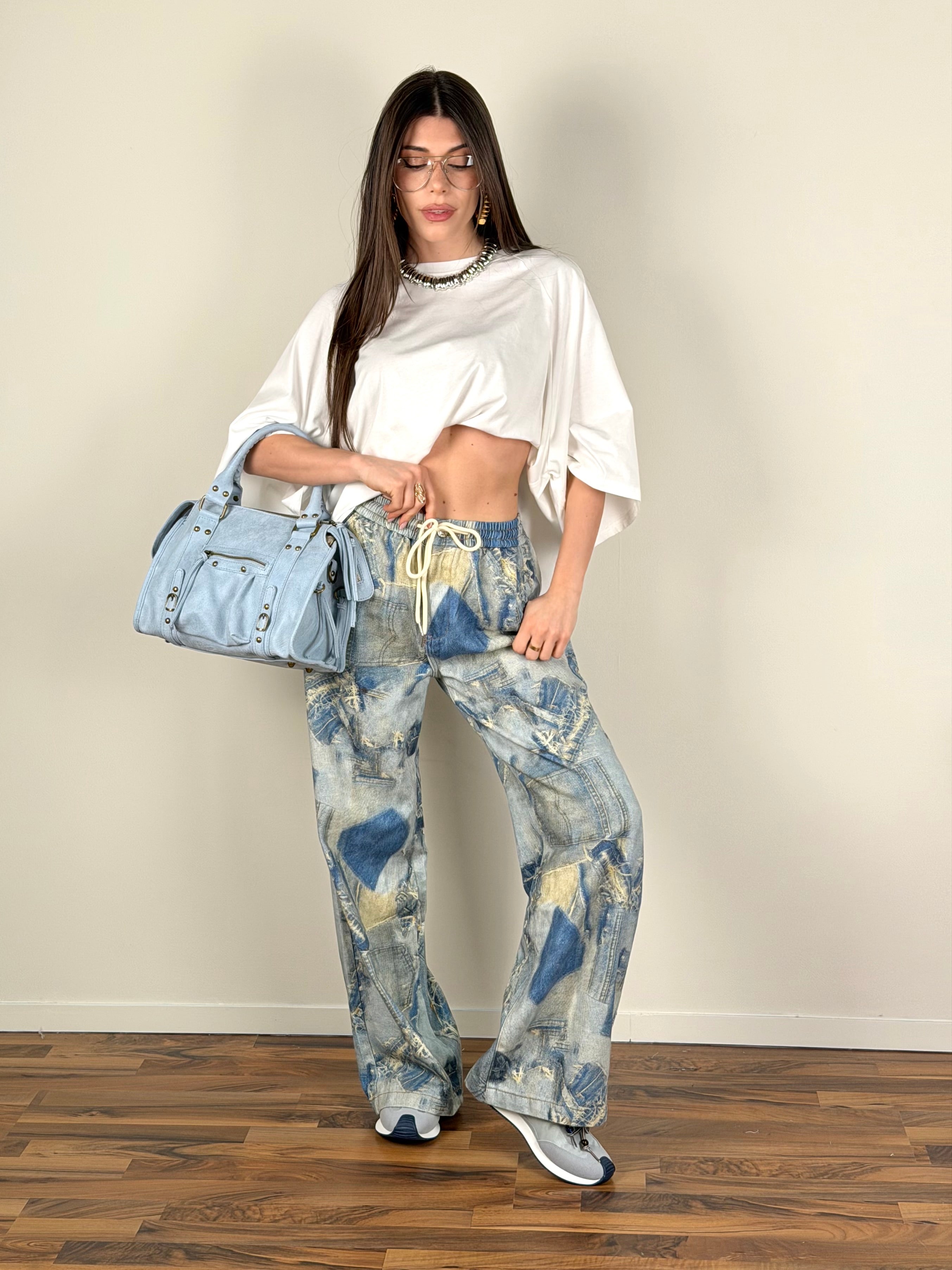 T-shirt basic over bianco