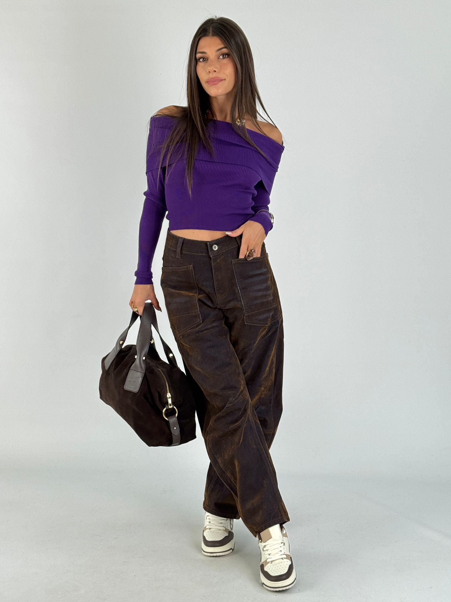 Maglia con risvolto viola