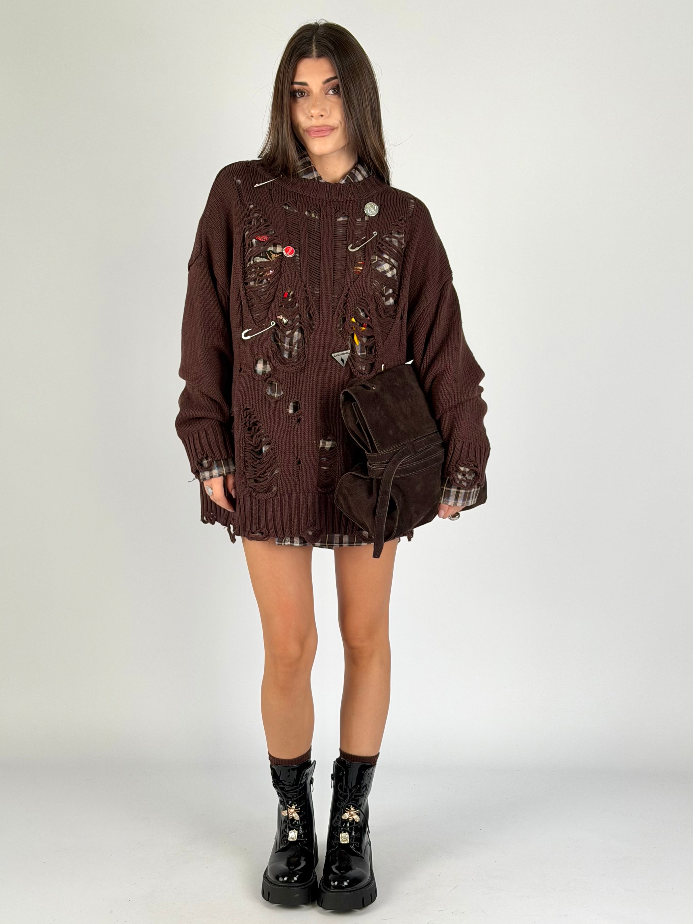 Maglia sfrangiata e spille