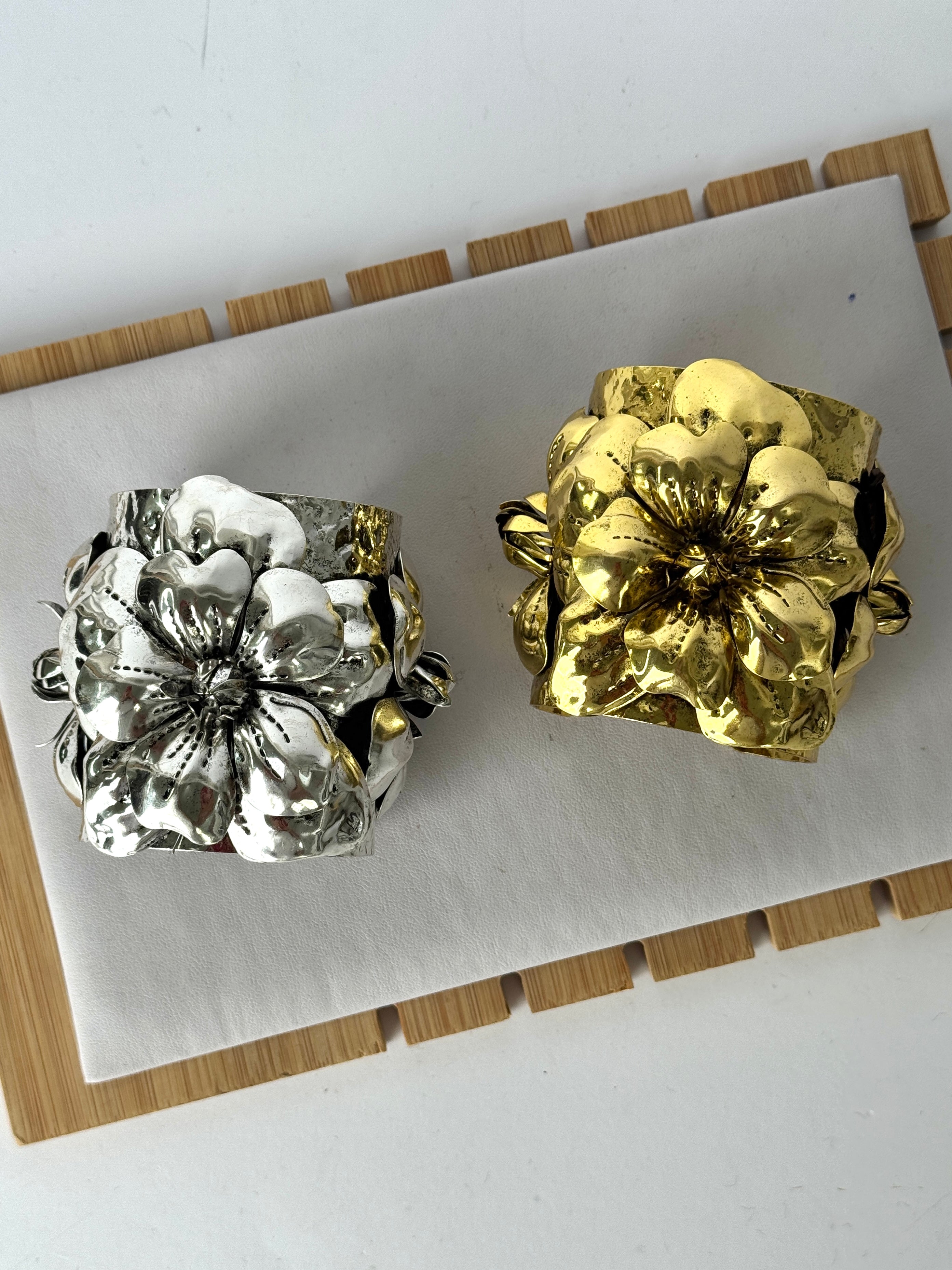 Bracciale rigido fiori rilievo - 2 colori