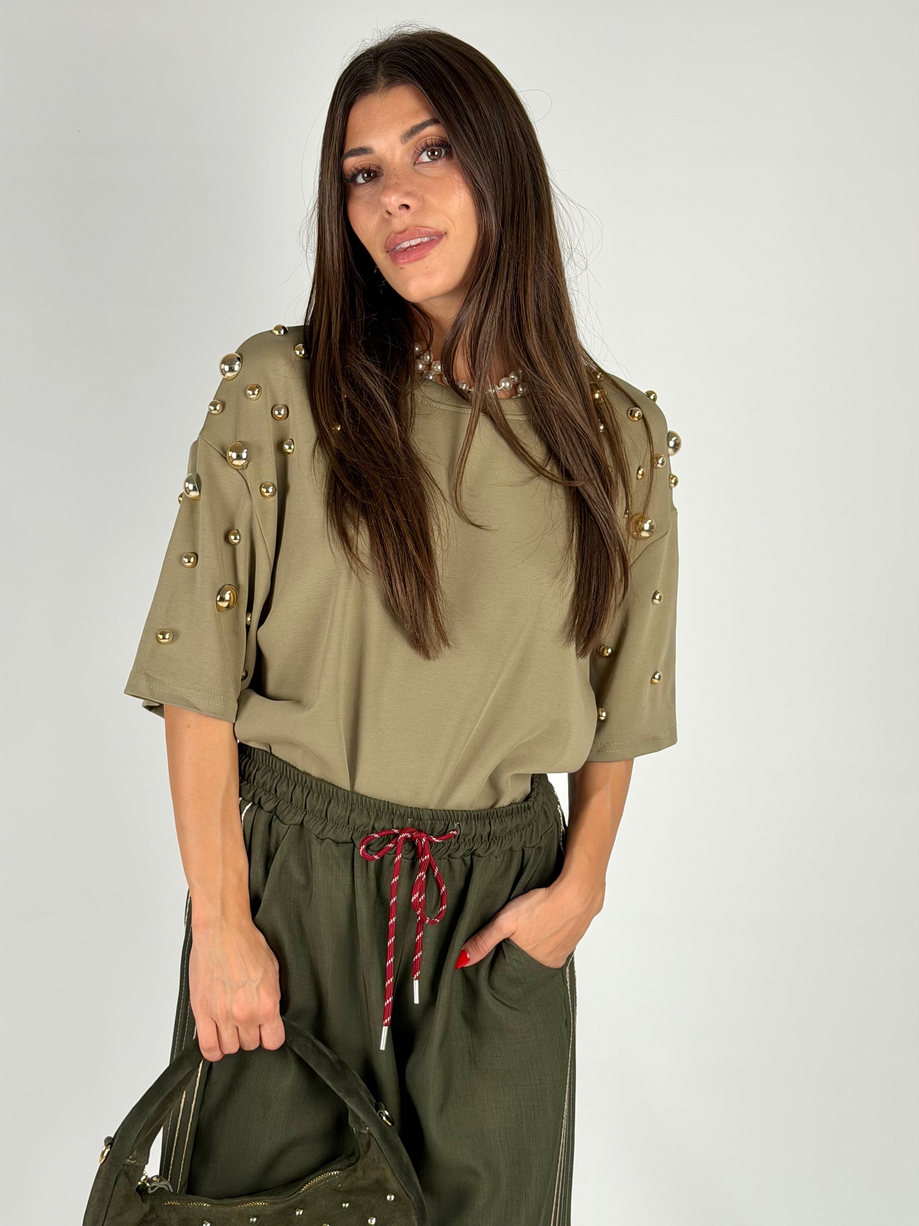 T-shirt borchiata verde