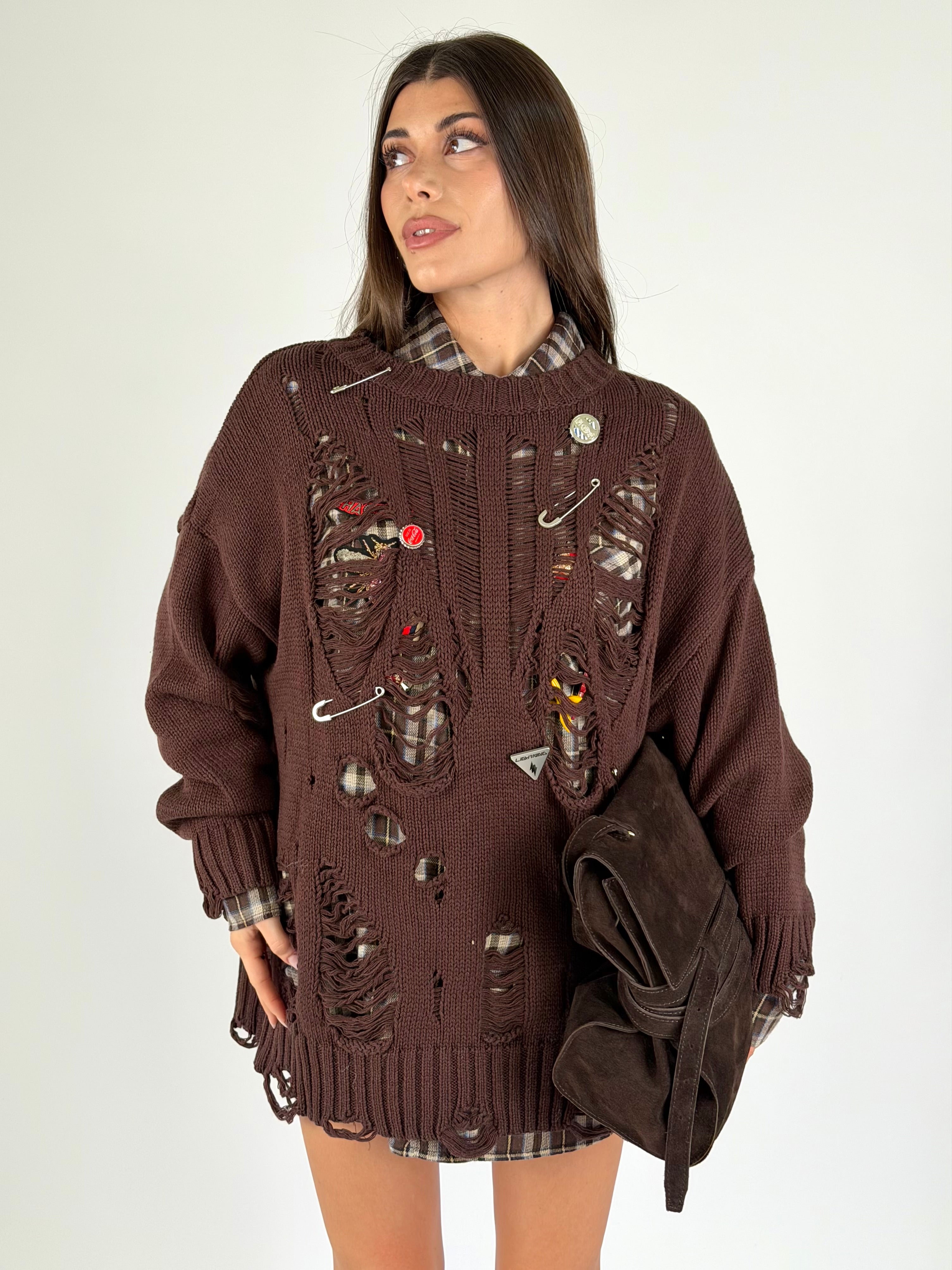 Maglia sfrangiata e spille