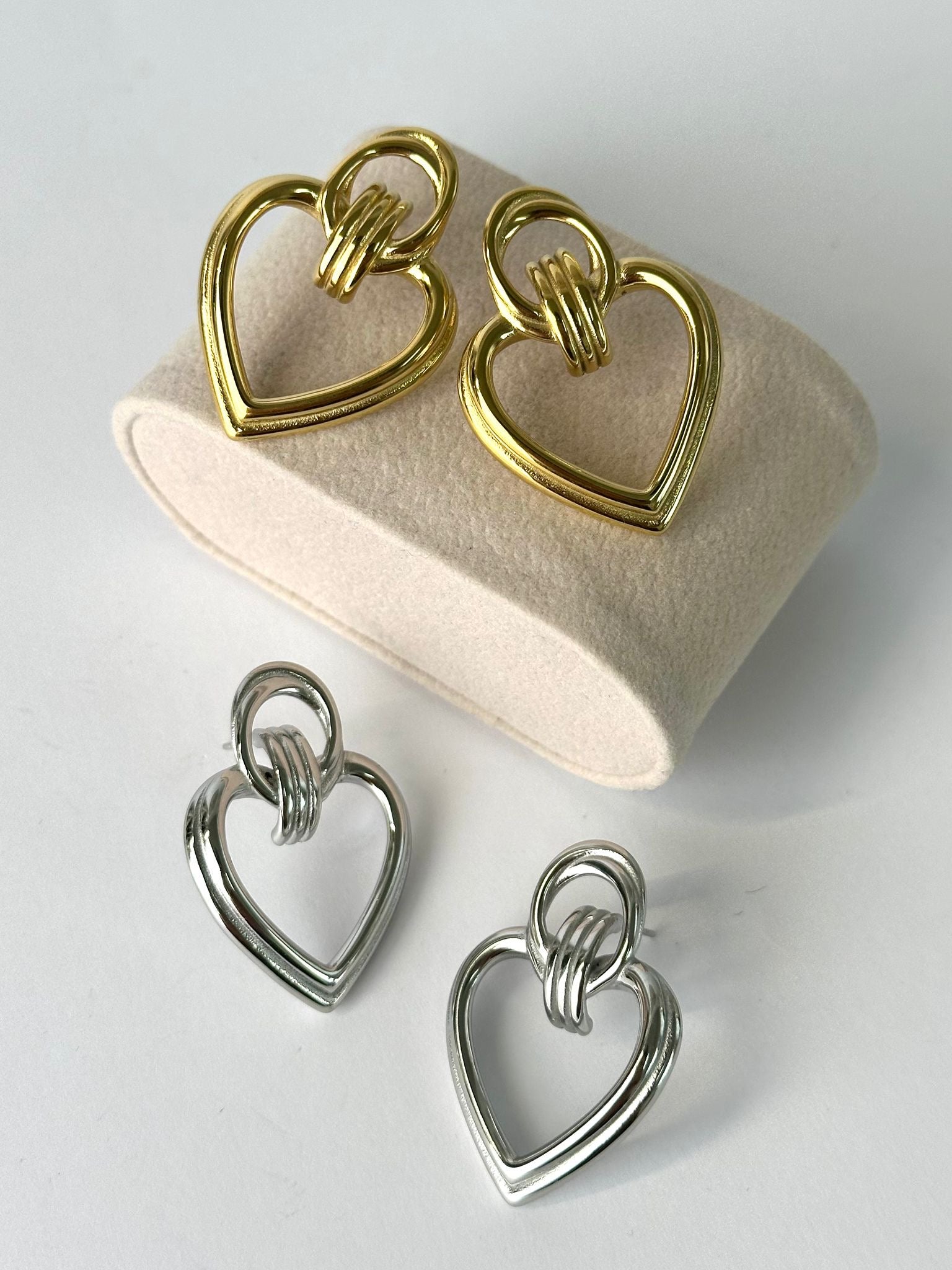 Orecchini cuore versus