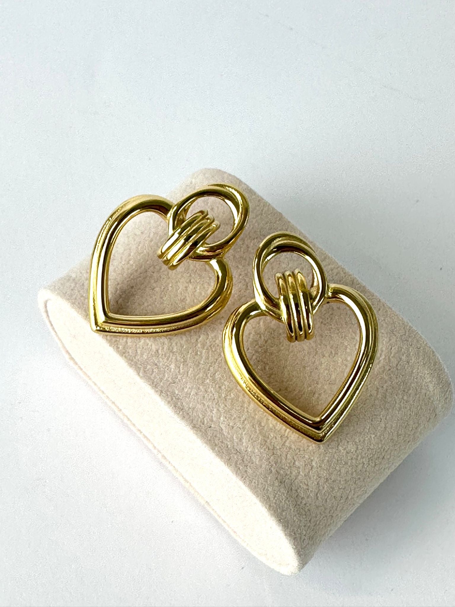 Orecchini cuore versus