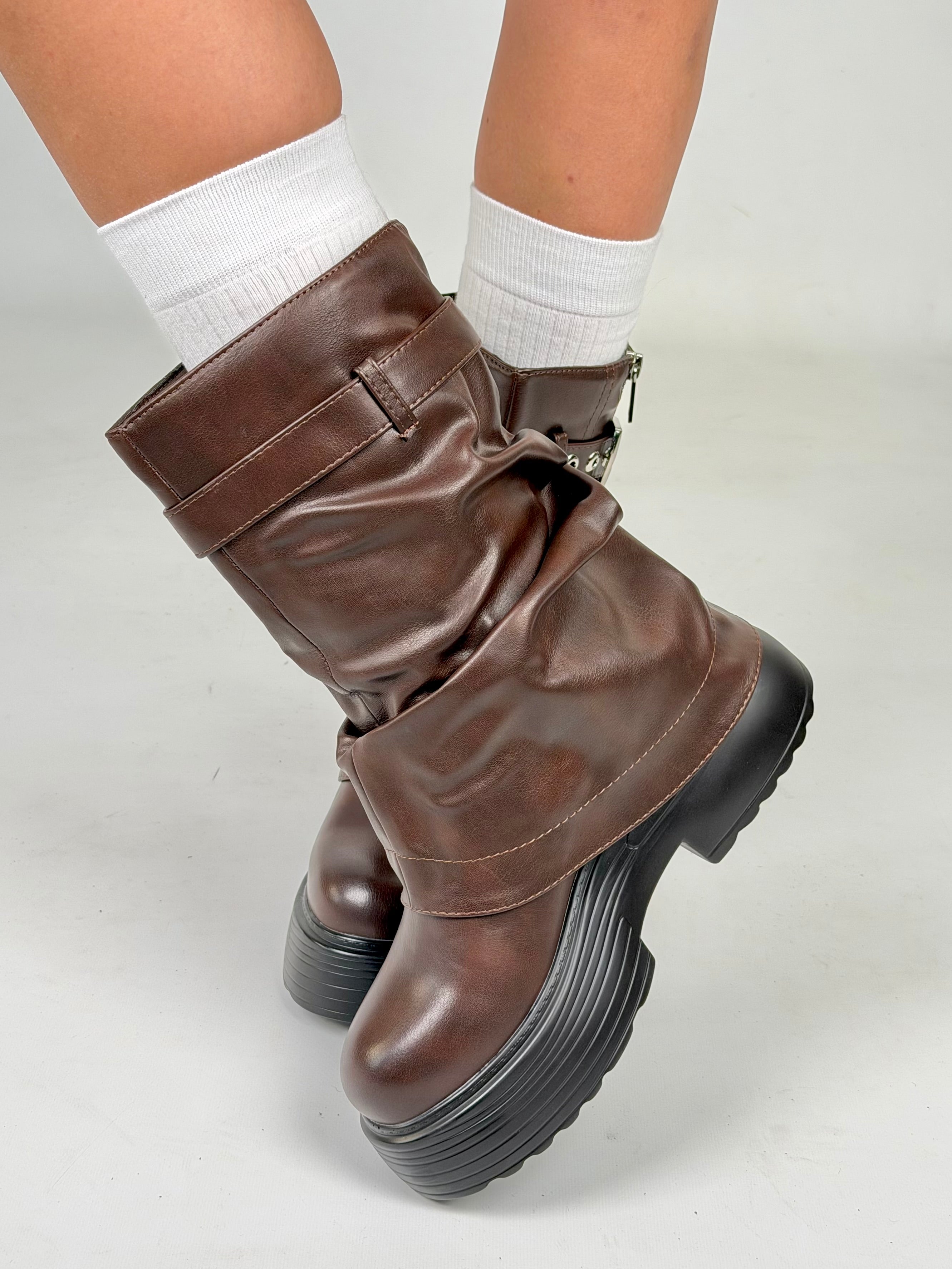 Stivale risvolto fibbie marrone