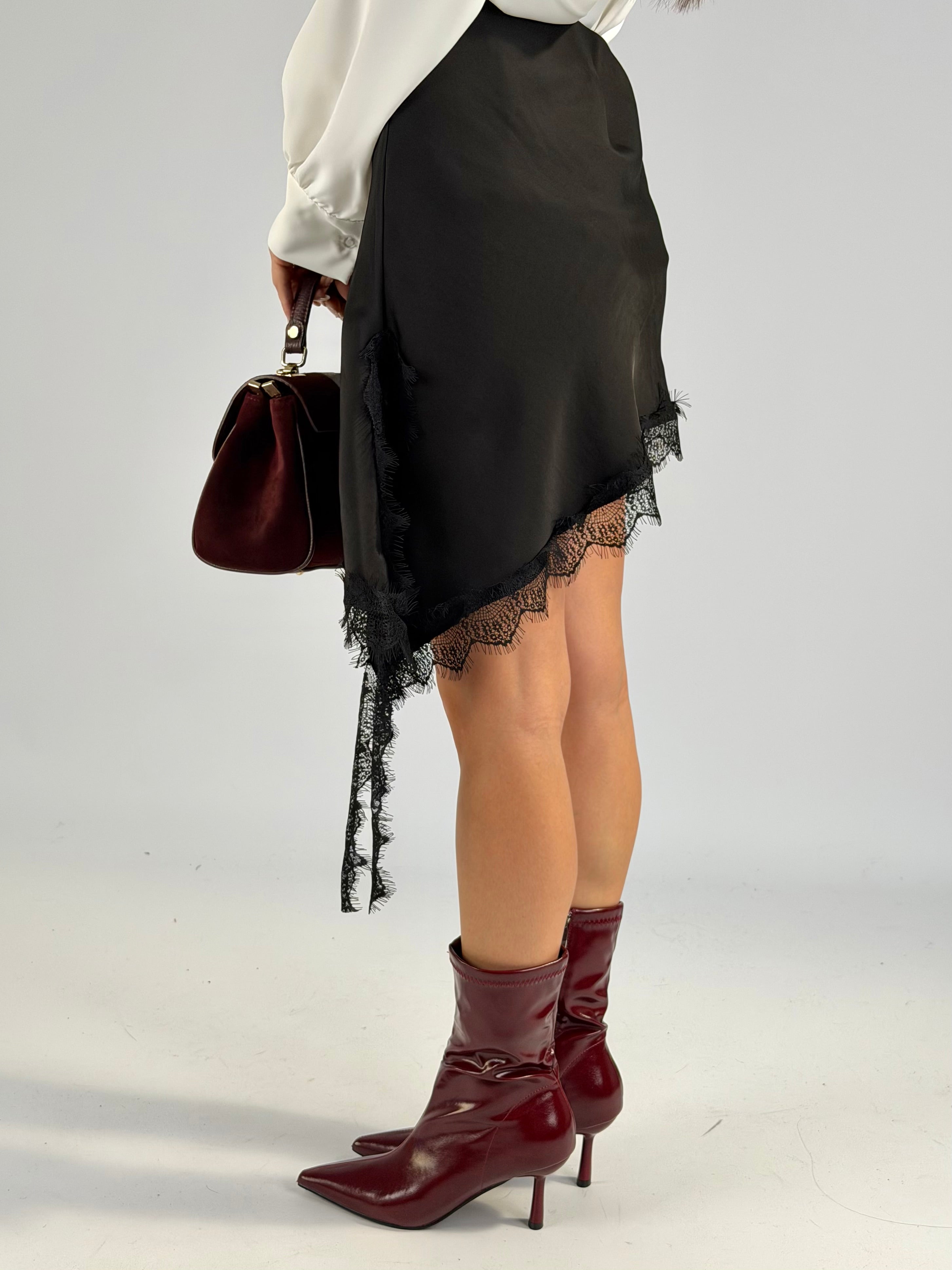 Gonna asimmetrica pizzo nero