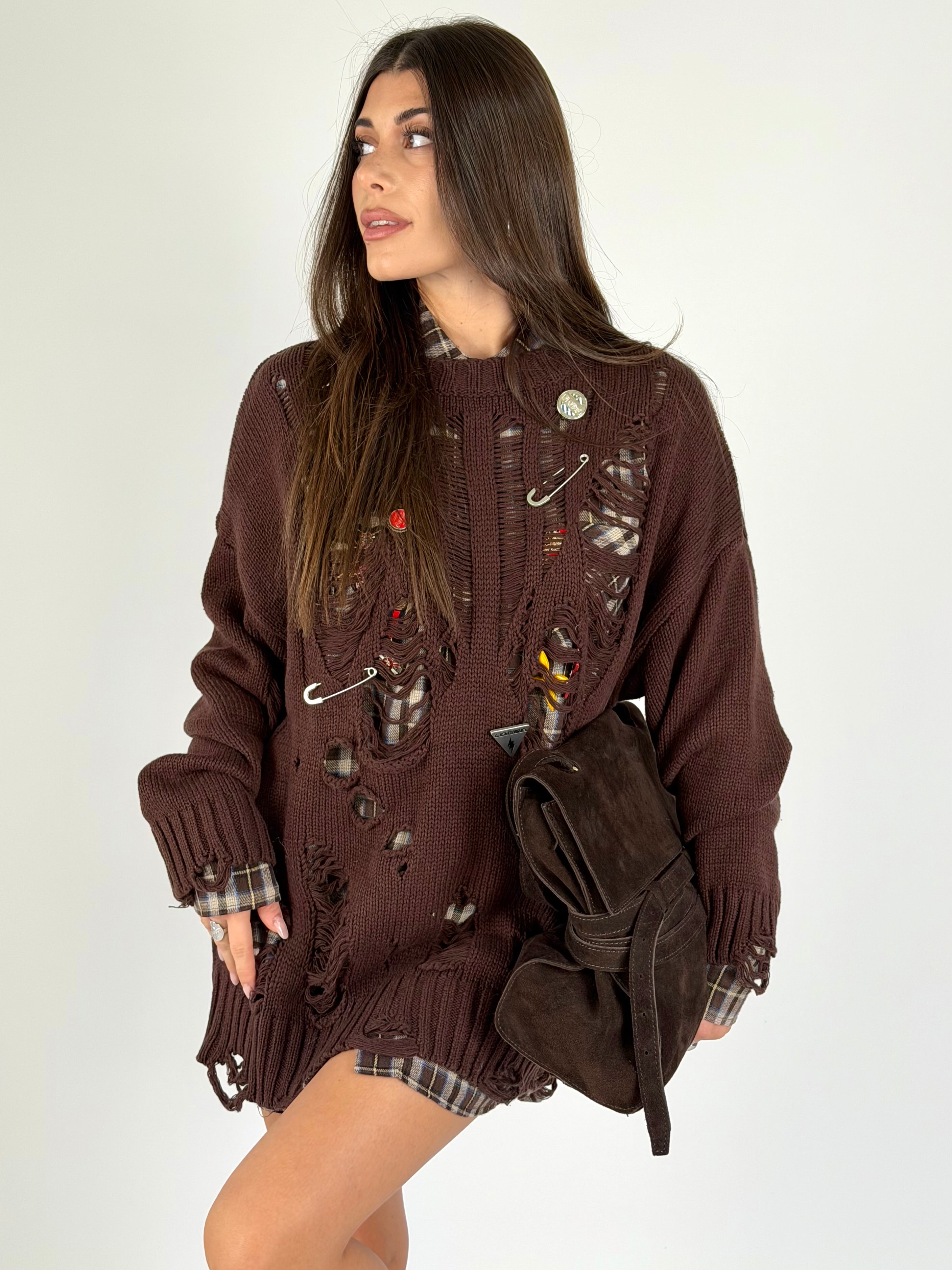 Maglia sfrangiata e spille