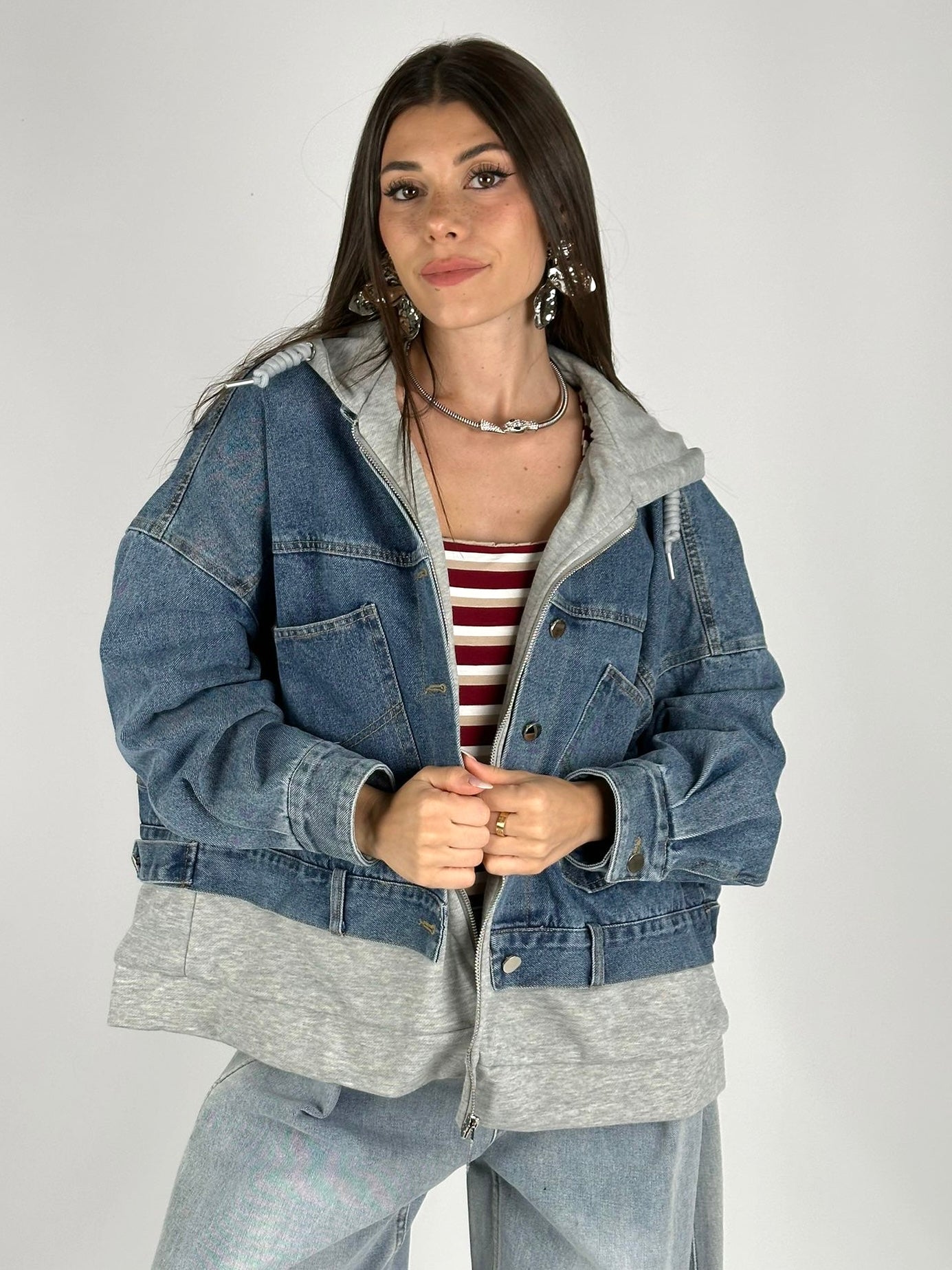 Giubbino denim e felpa