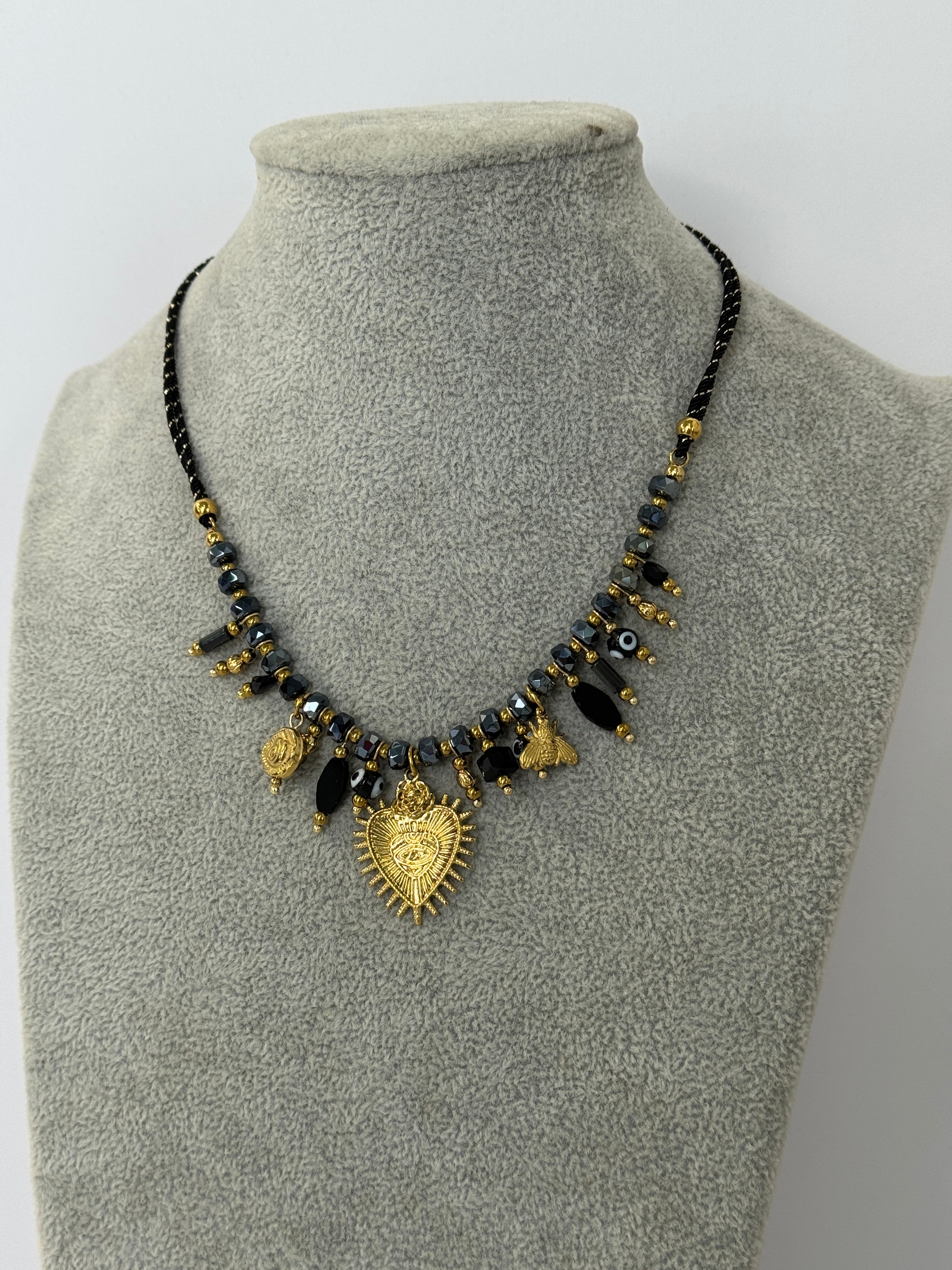 Collana cuore sacro nera