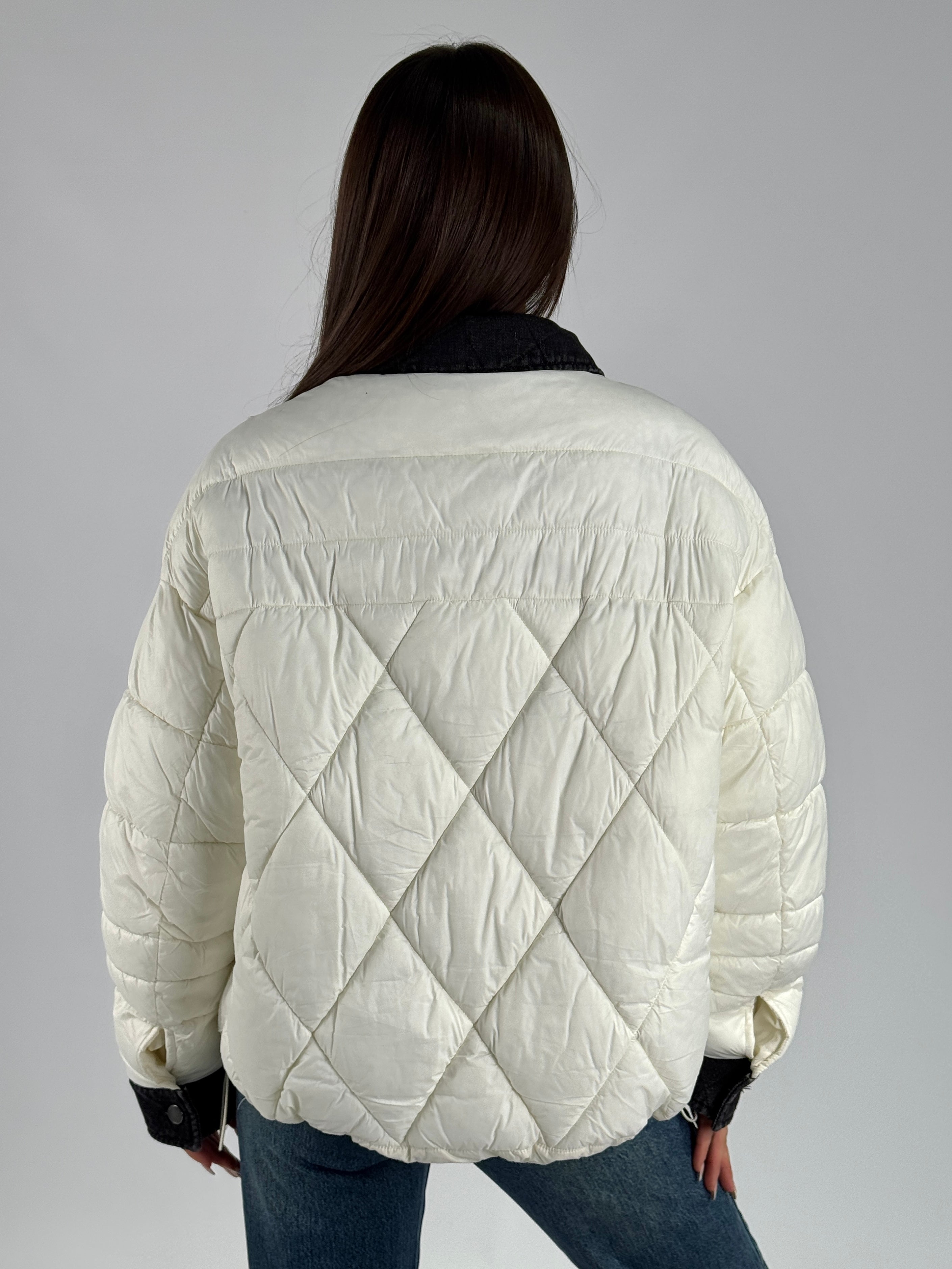 Piumino trapuntato e denim bianco