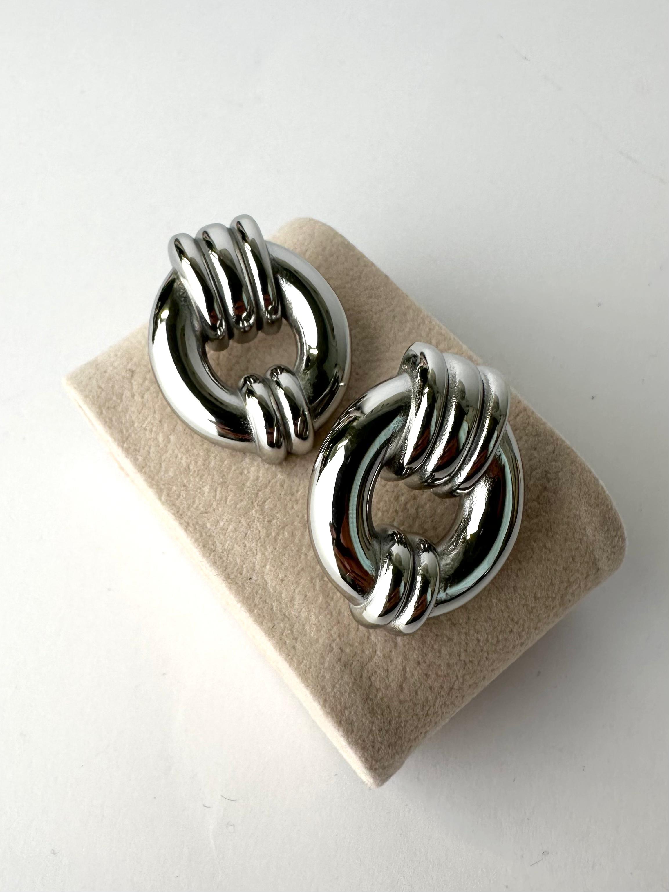 Orecchini versus Classic