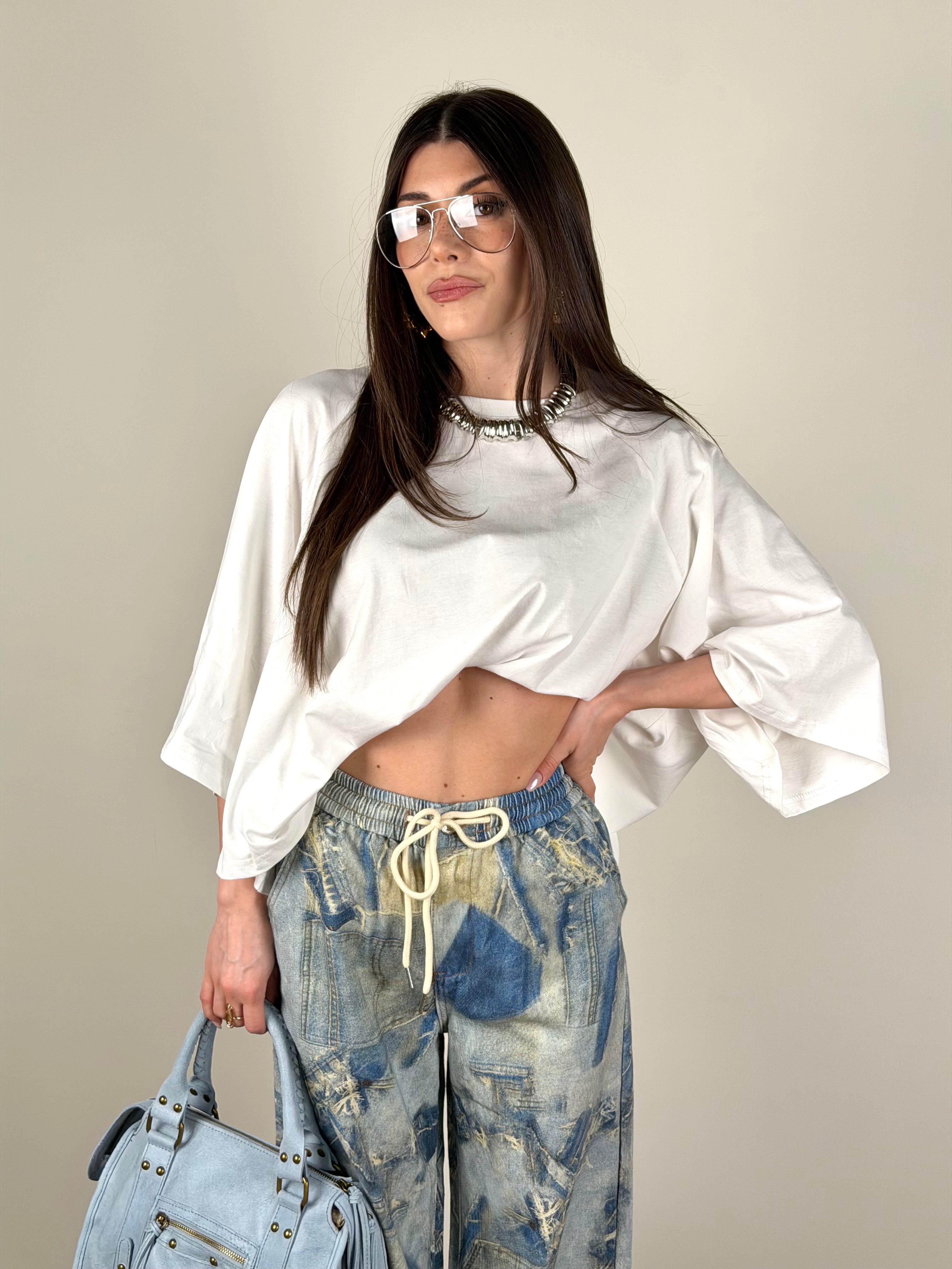 T-shirt basic over bianco