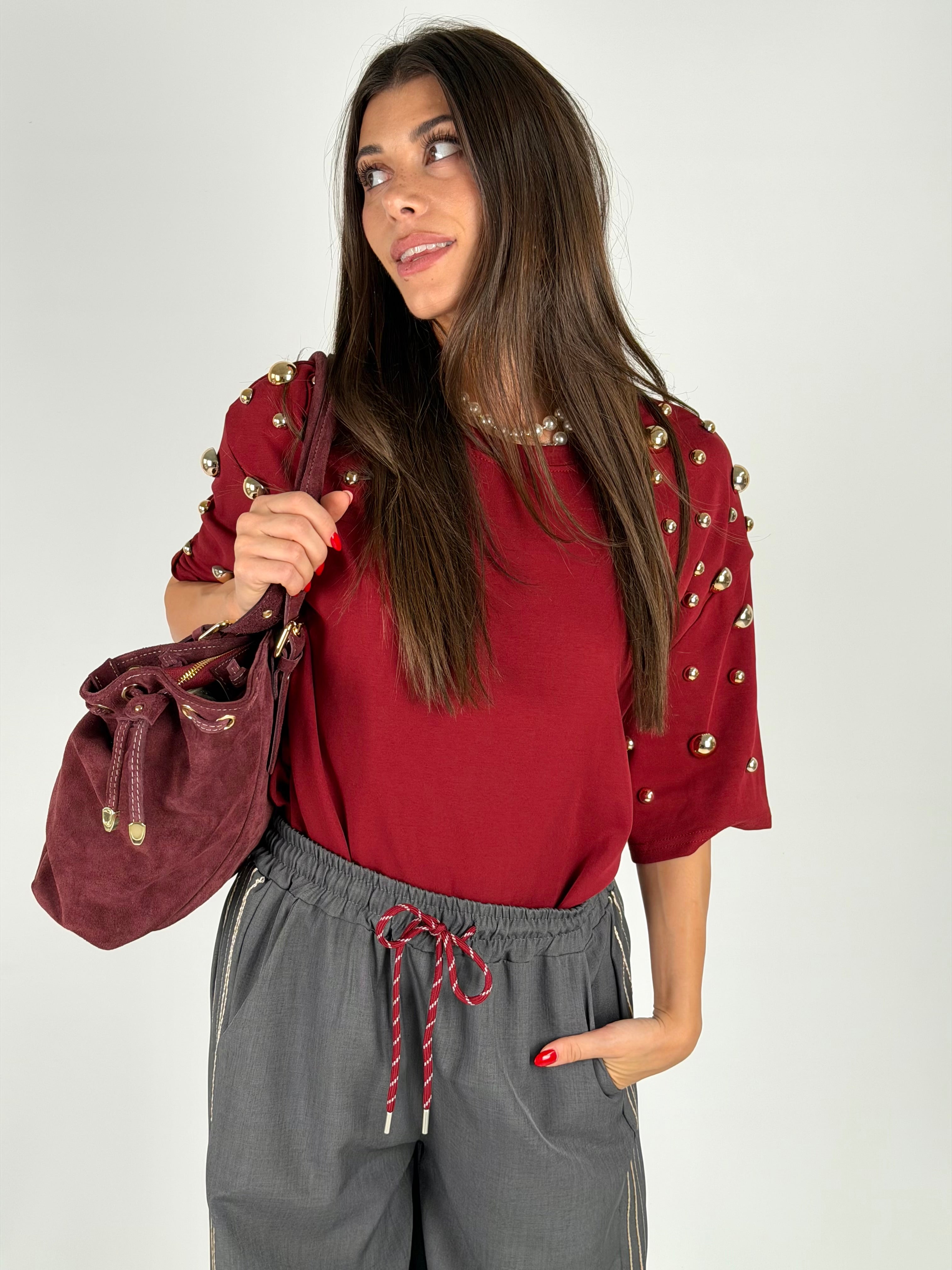 T-shirt borchiata bordeaux