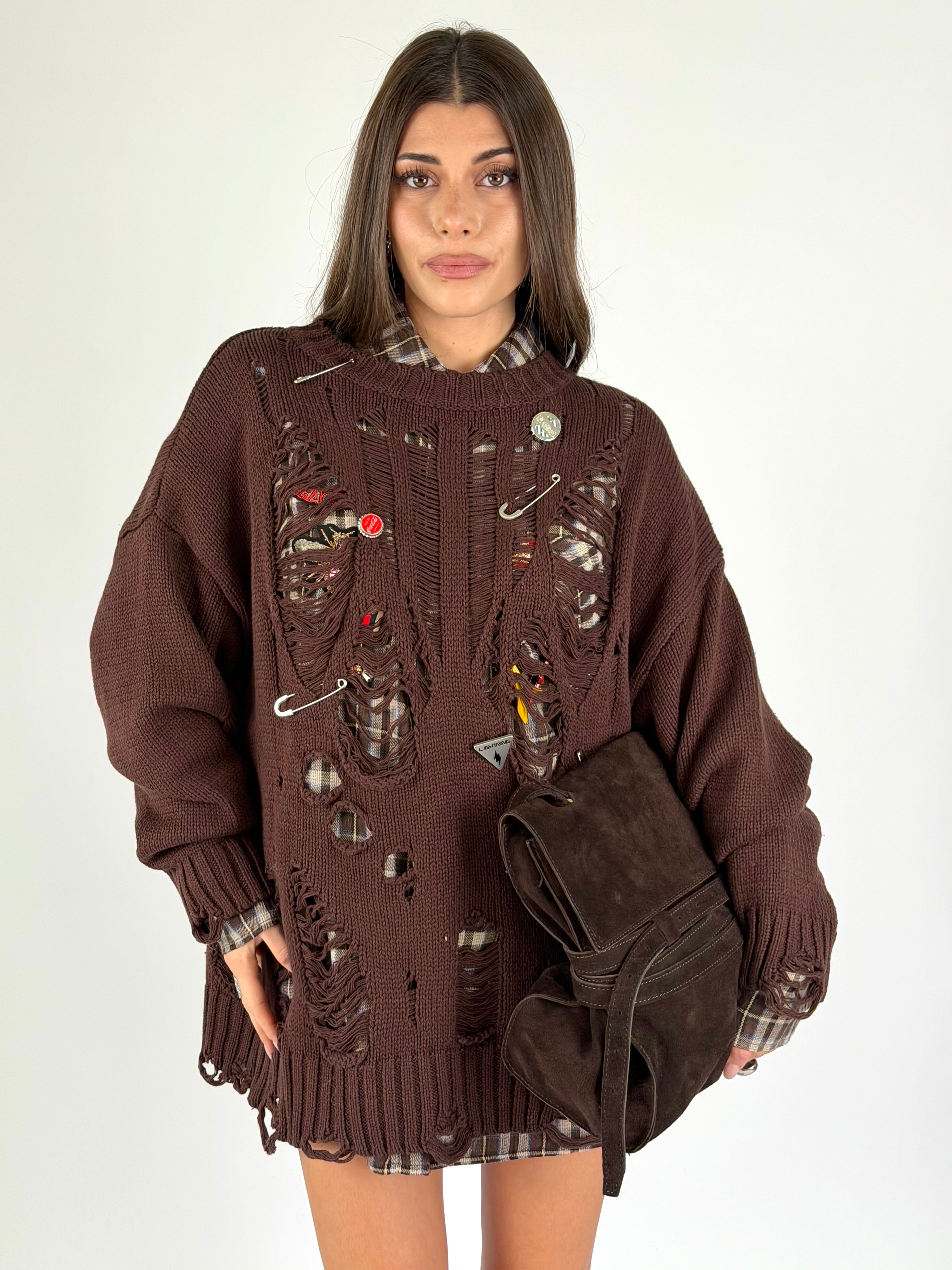 Maglia sfrangiata e spille