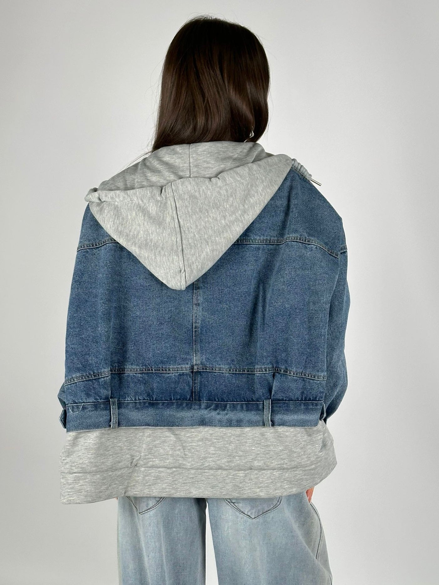 Giubbino denim e felpa