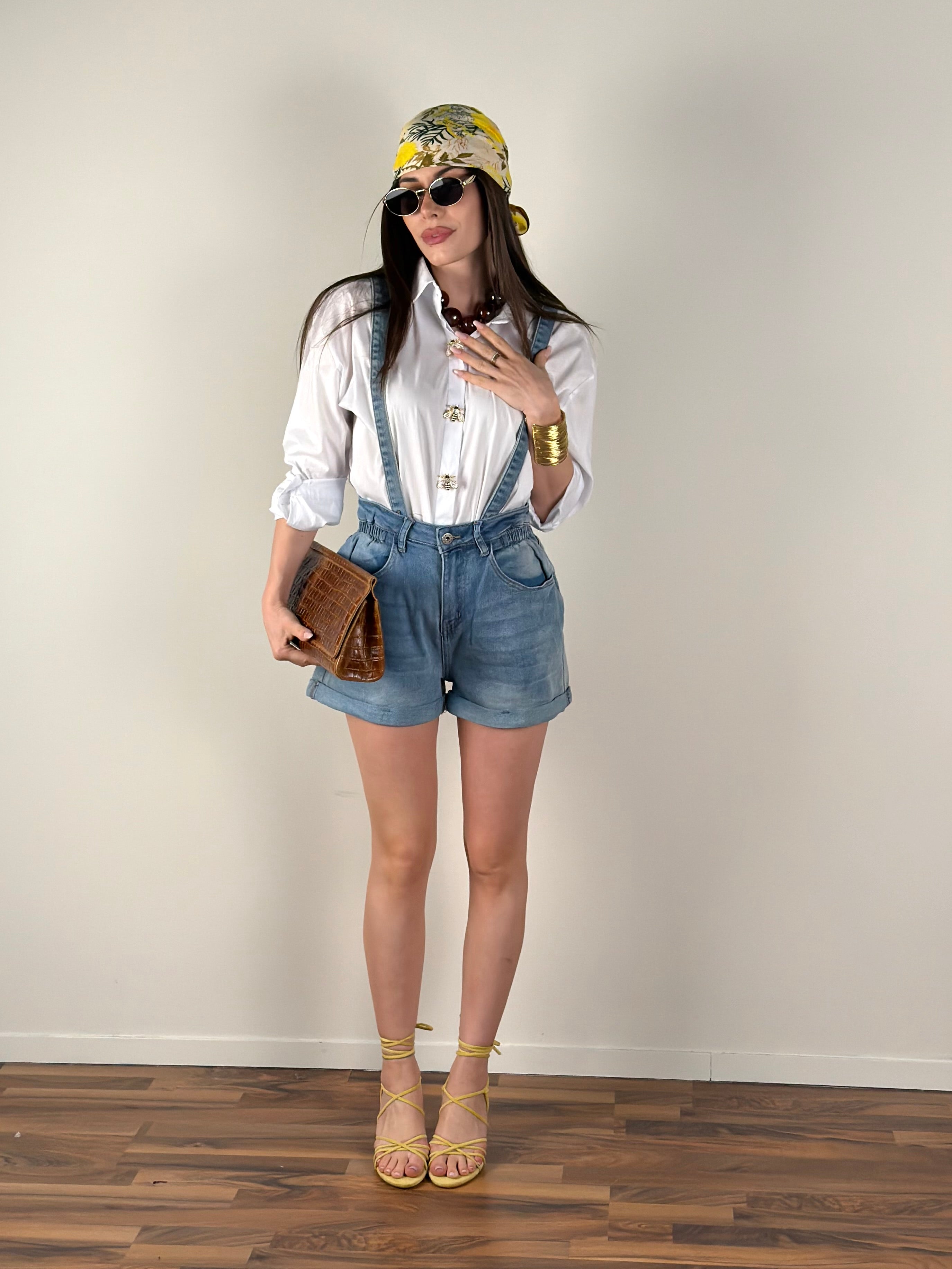 Short con bretelle