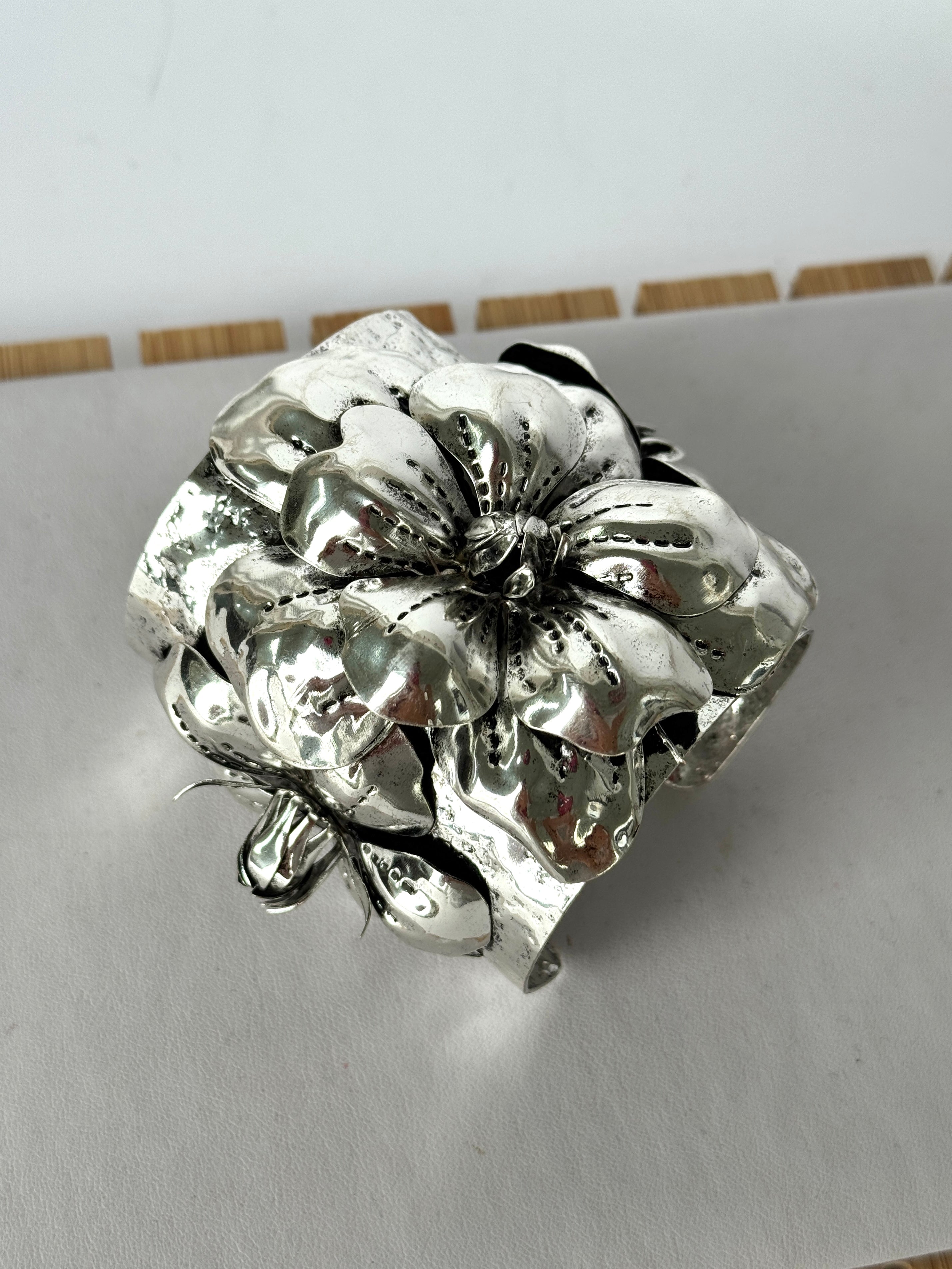 Bracciale rigido fiori rilievo - 2 colori