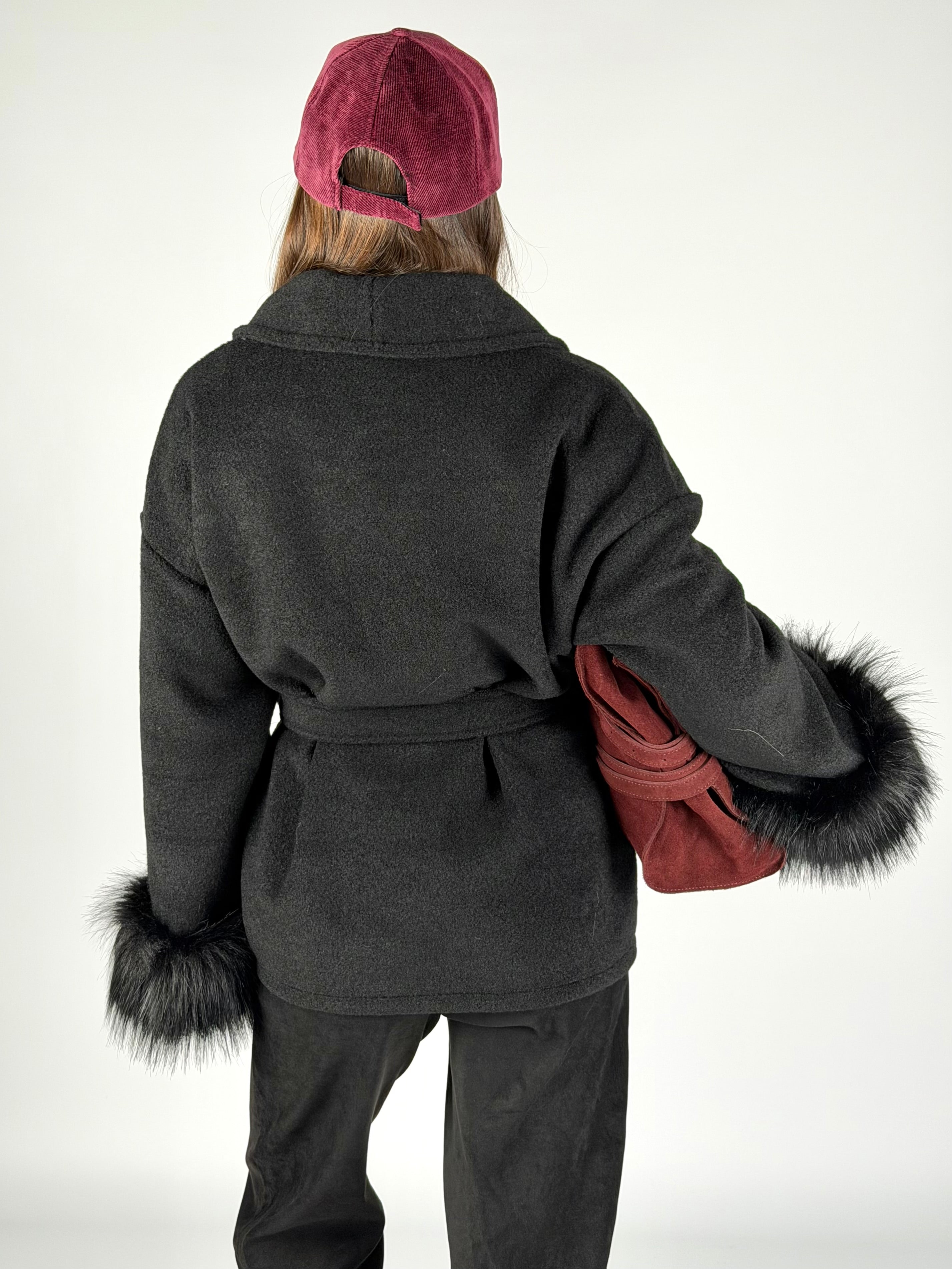 Cappotto maniche pelliccia nero