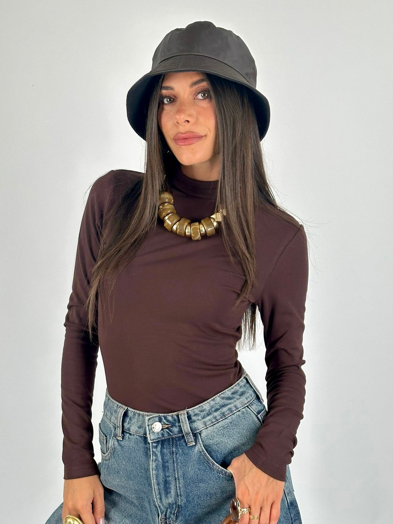 Maglia collo alto marrone