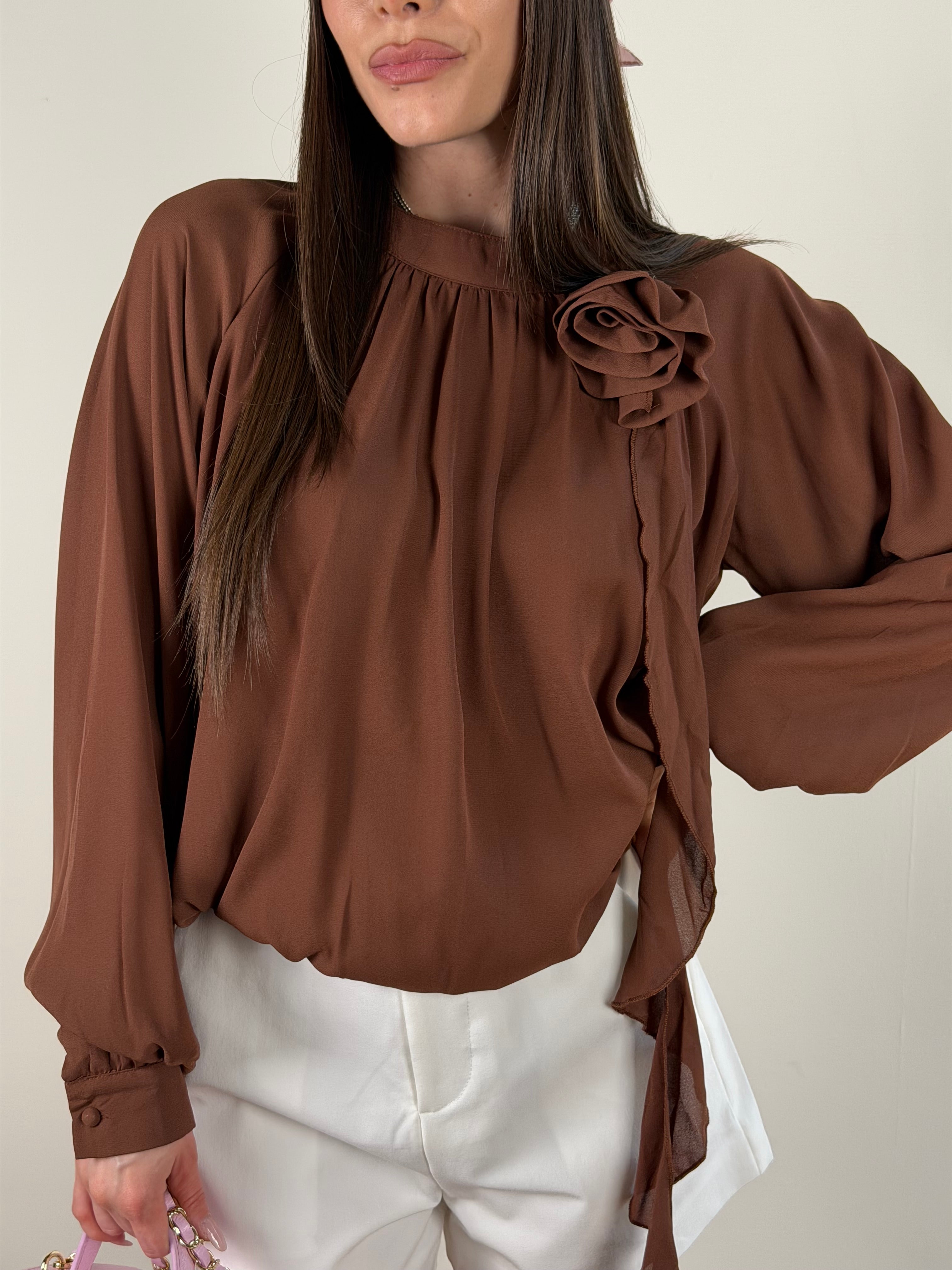 Camicia spilla rosa