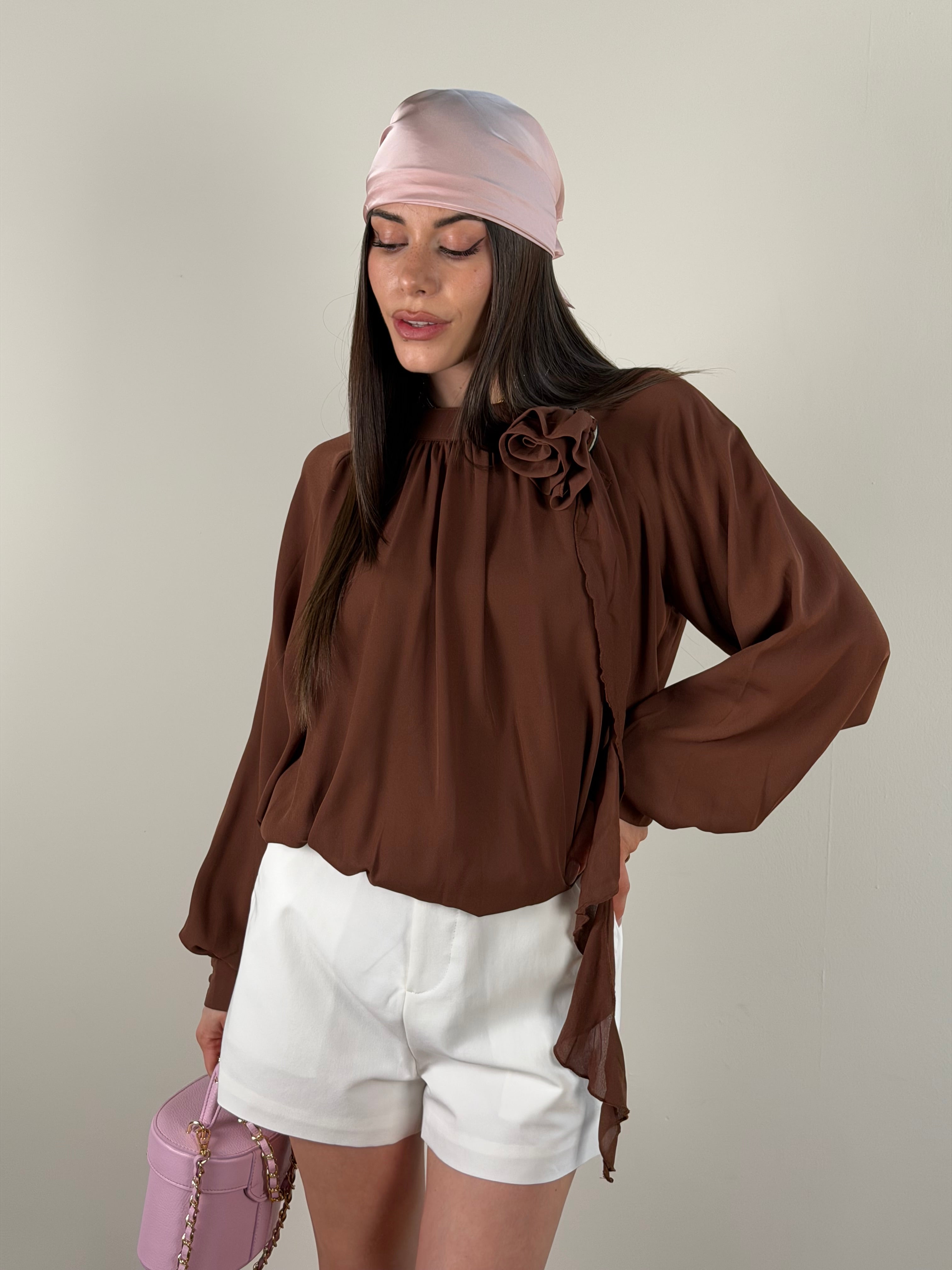 Camicia spilla rosa