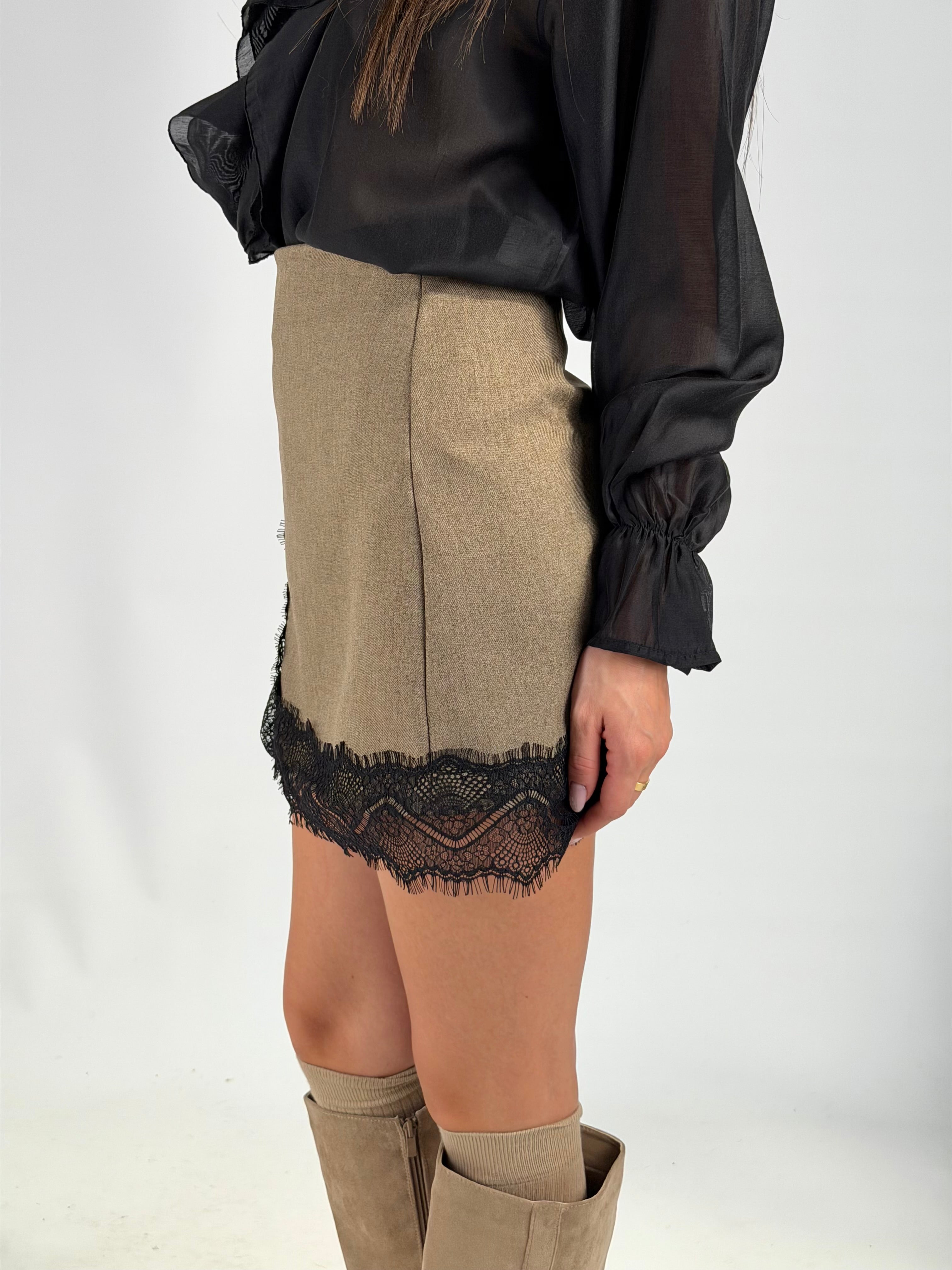 Gonna con inserti in pizzo cammello