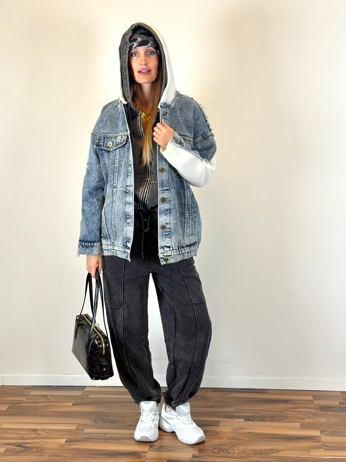 Giubbino jeans e maglia bianco