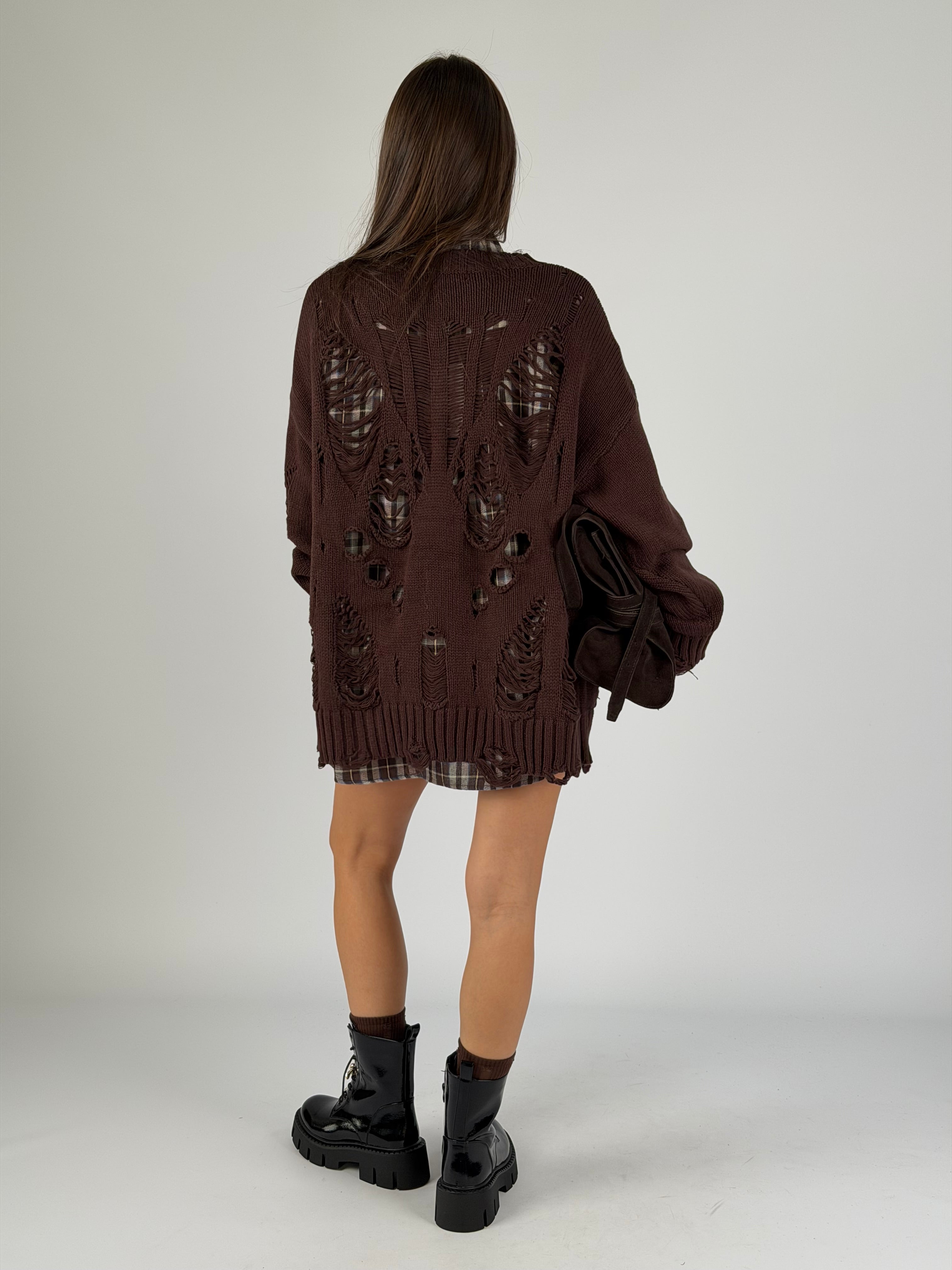 Maglia sfrangiata e spille