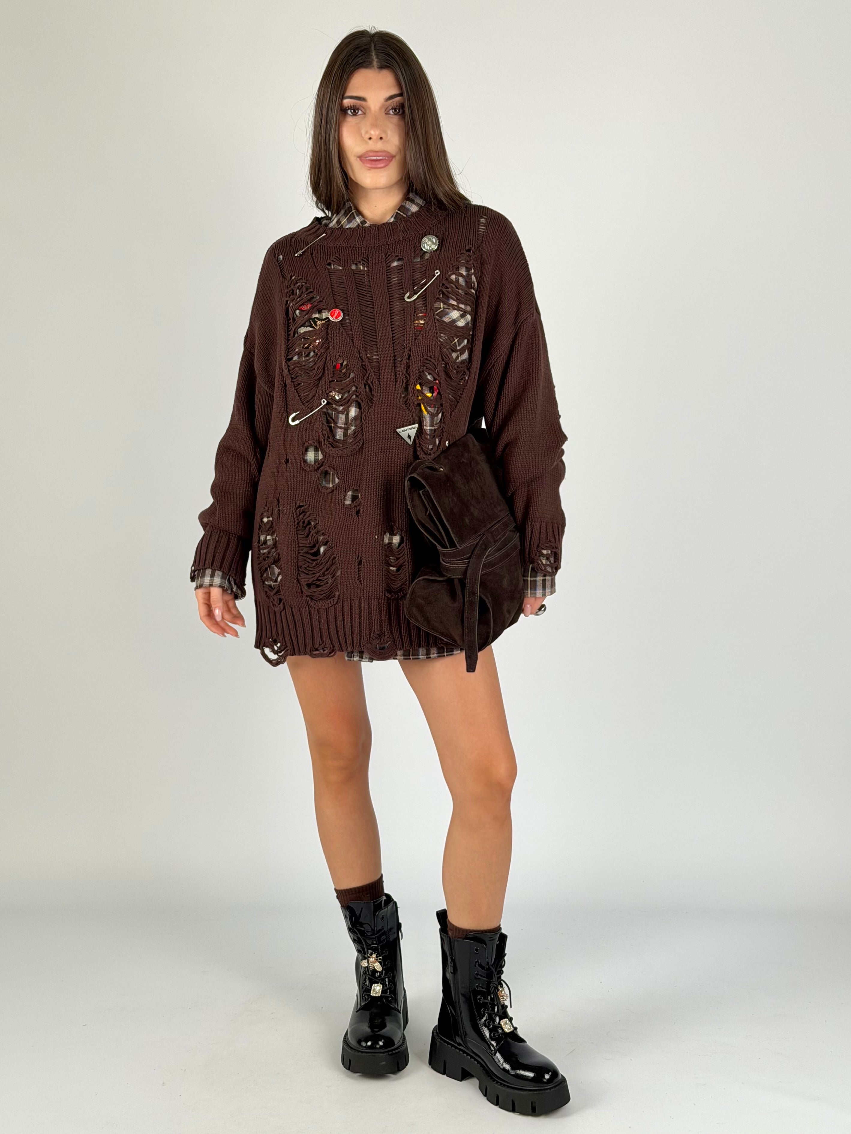 Maglia sfrangiata e spille