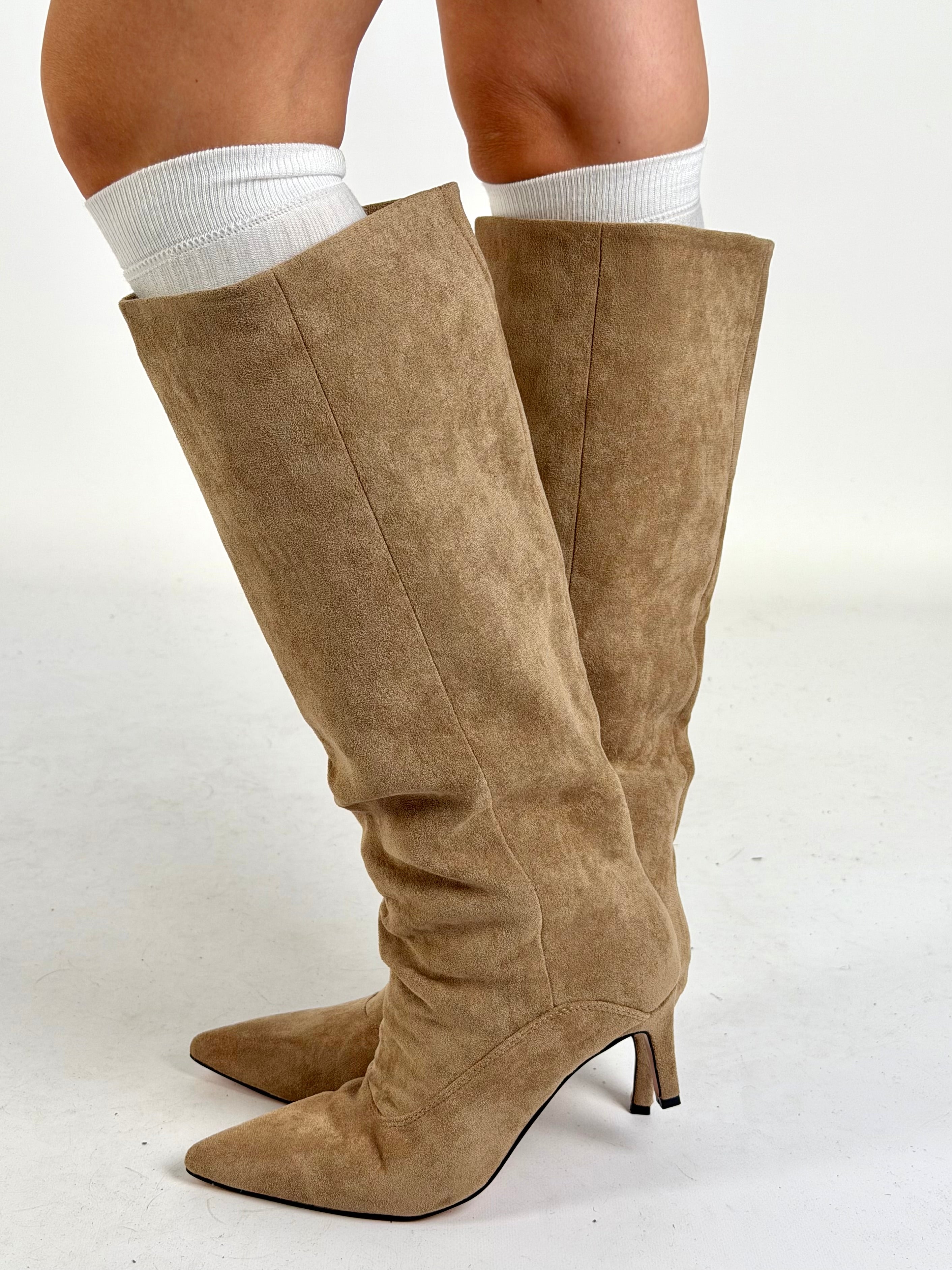 Stivale scamosciato beige