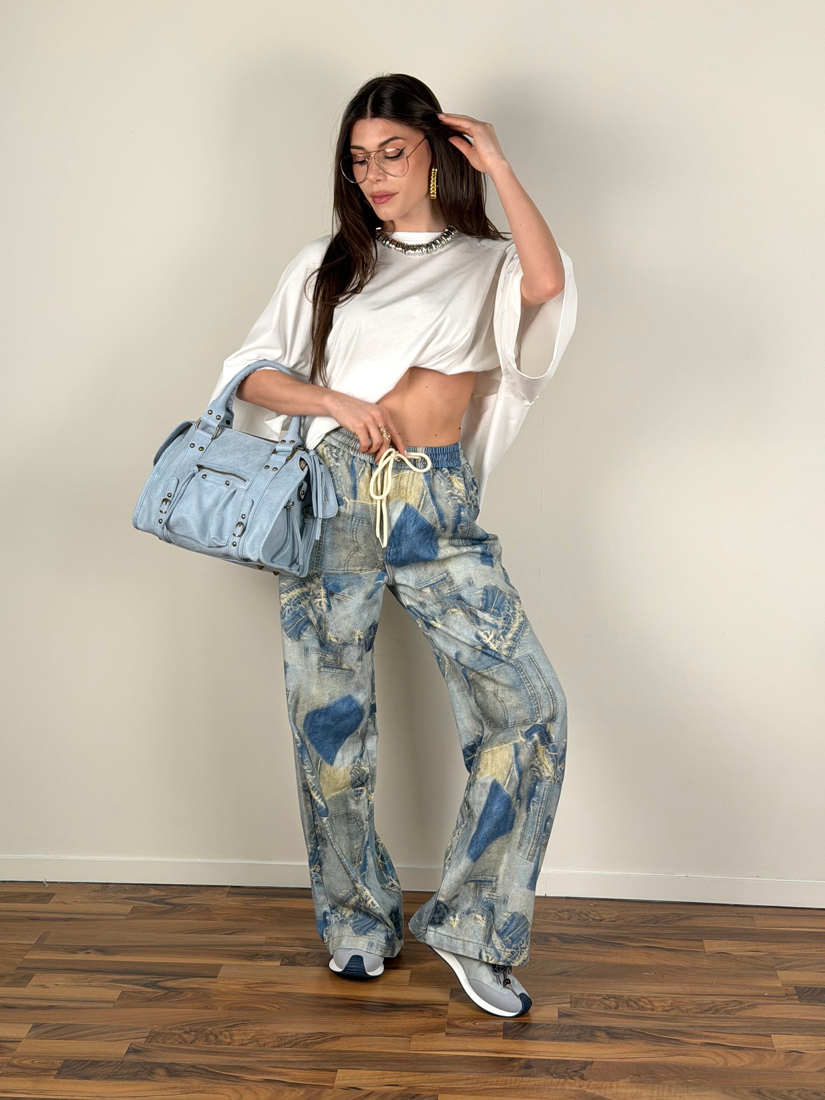 T-shirt basic over bianco