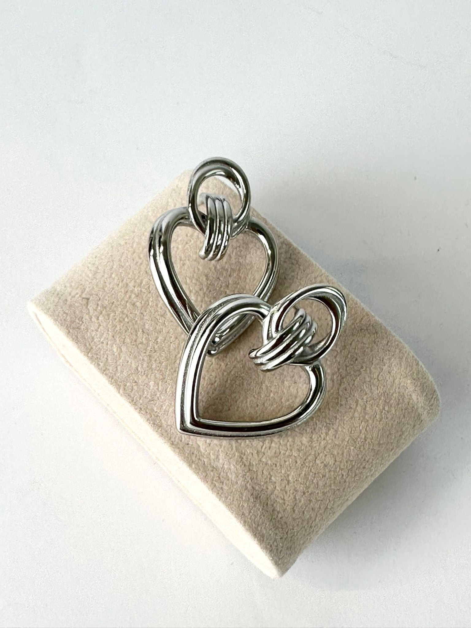 Orecchini cuore versus