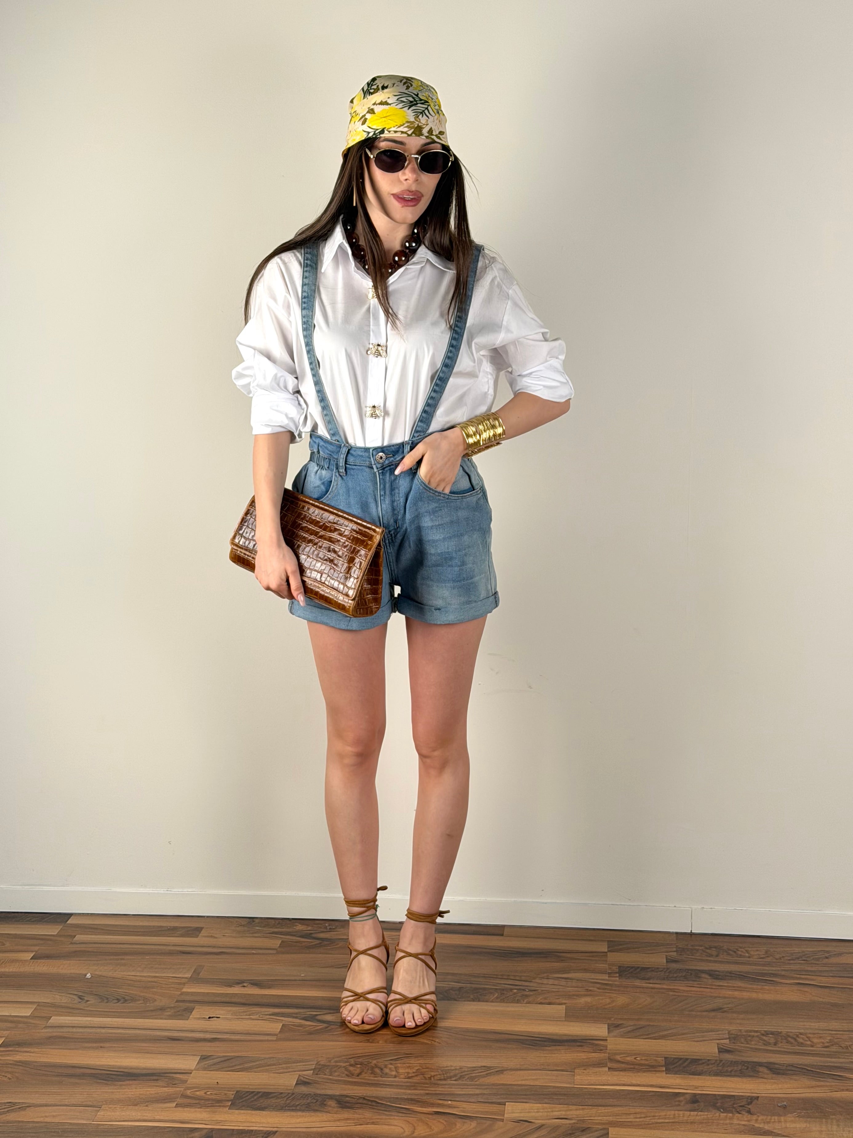 Short con bretelle