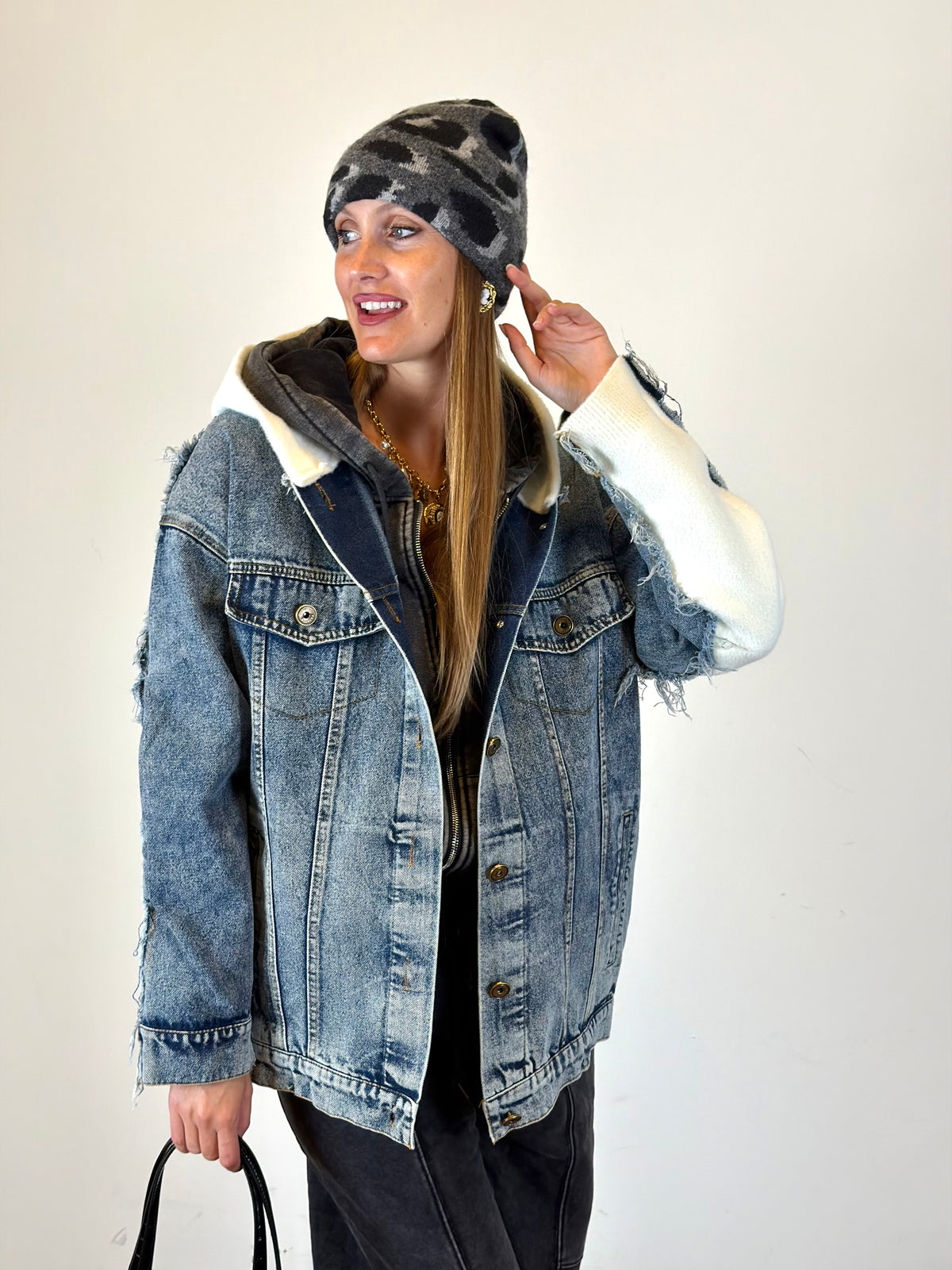 Giubbino jeans e maglia bianco
