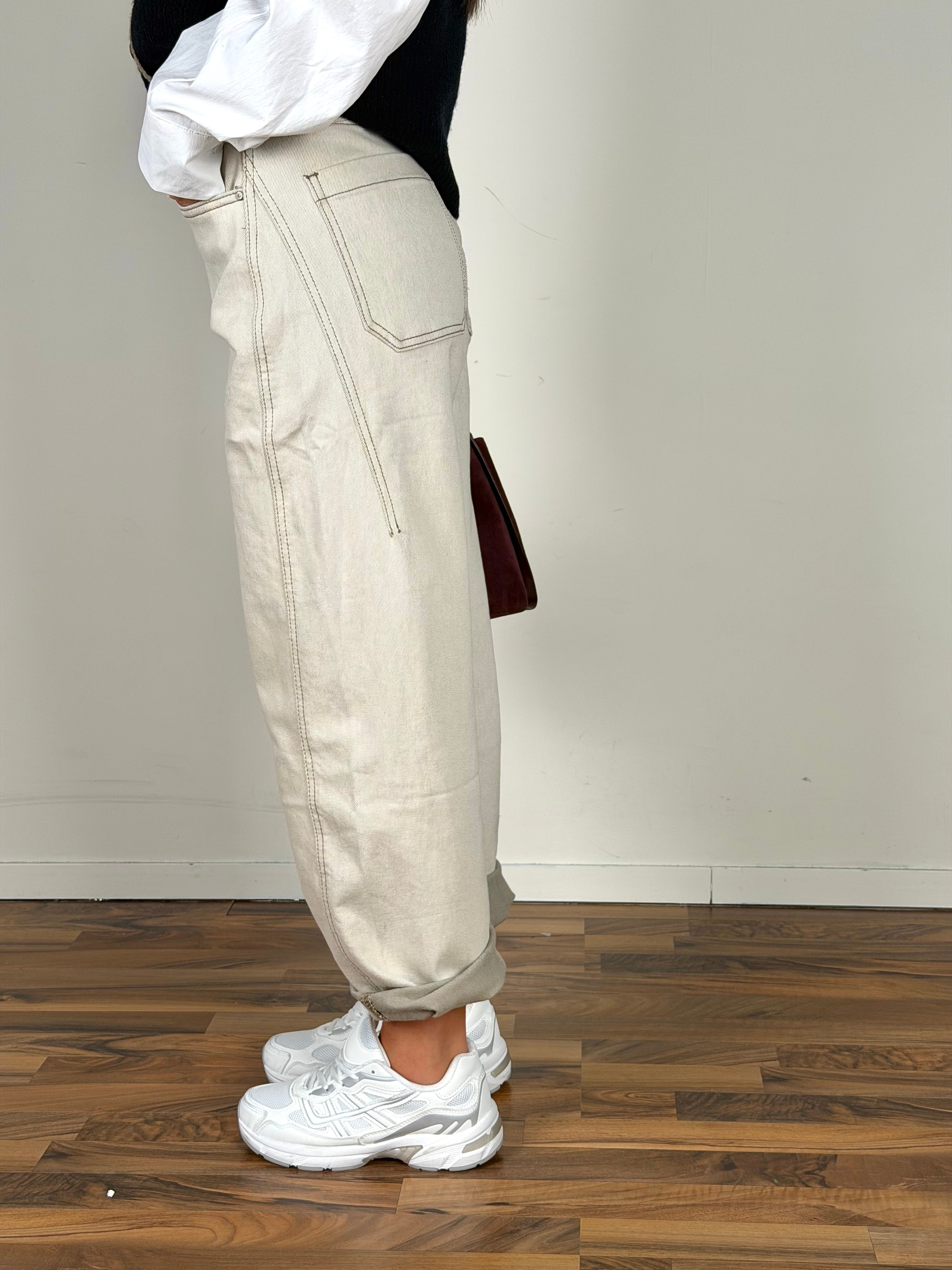 Jeans con ricamo beige