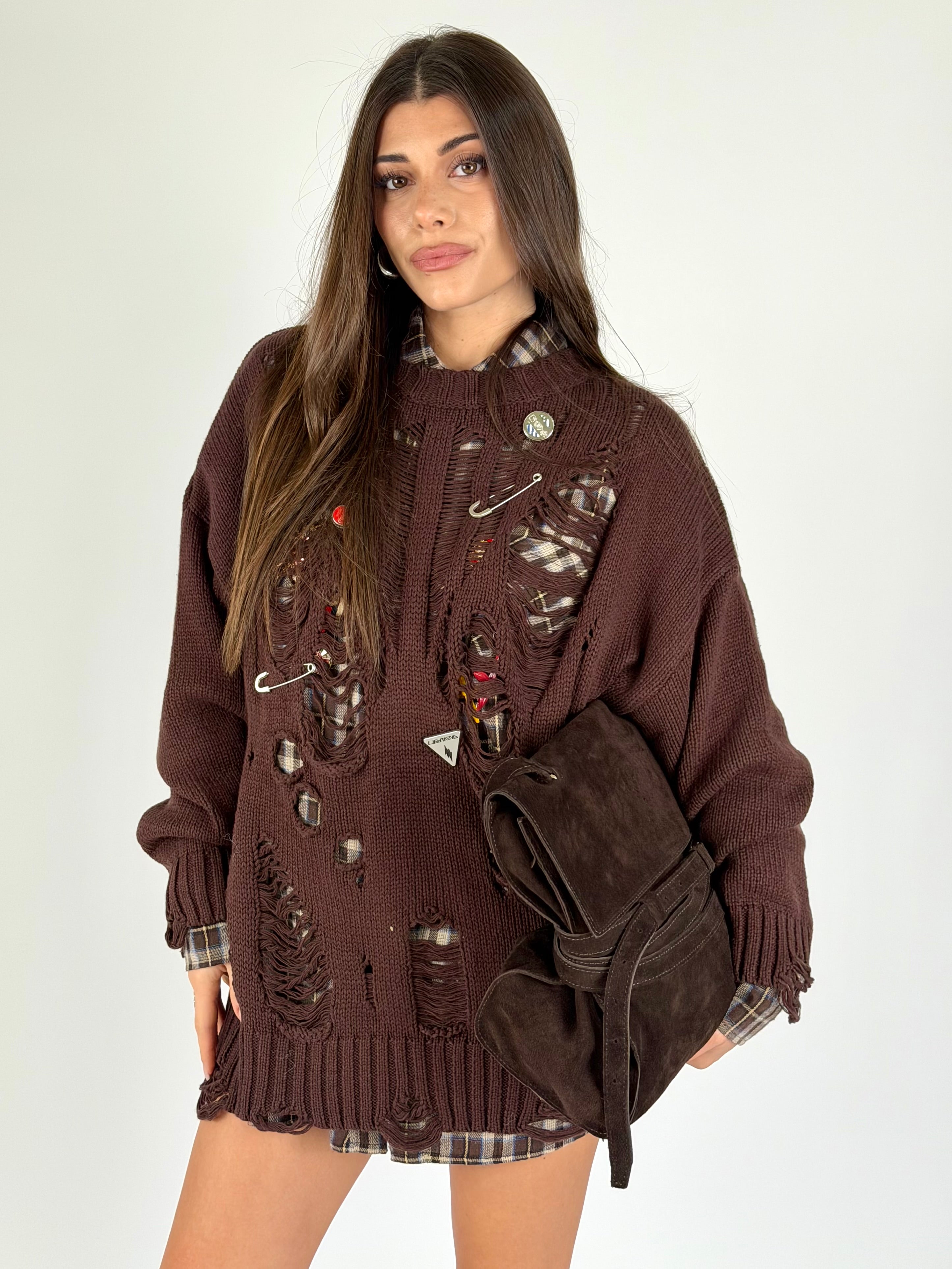 Maglia sfrangiata e spille