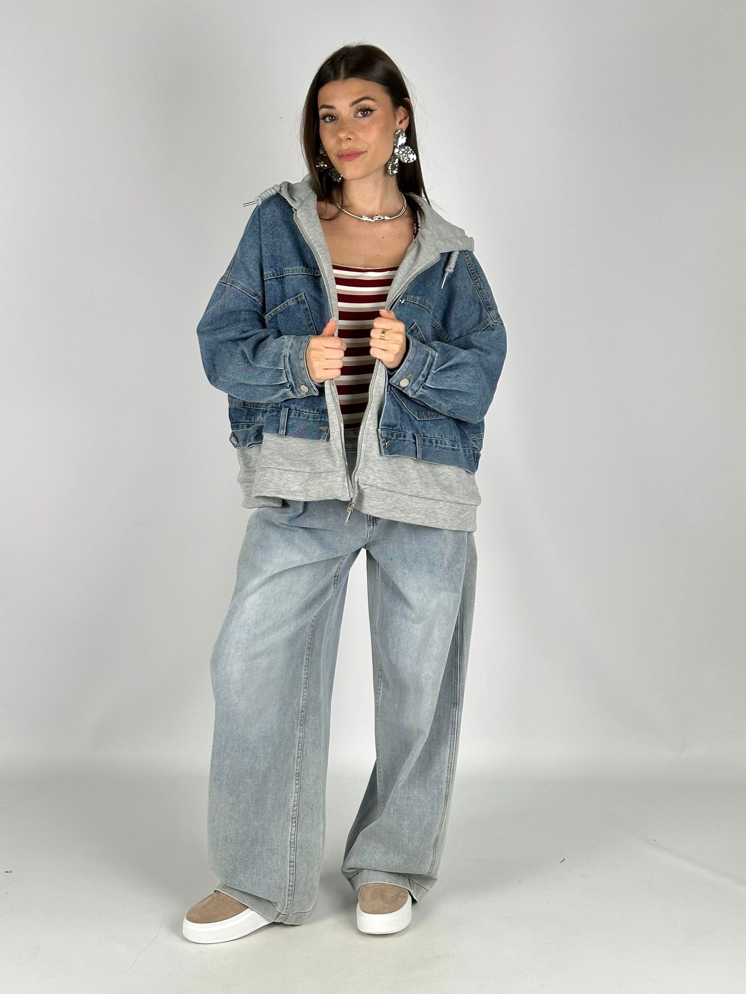 Giubbino denim e felpa