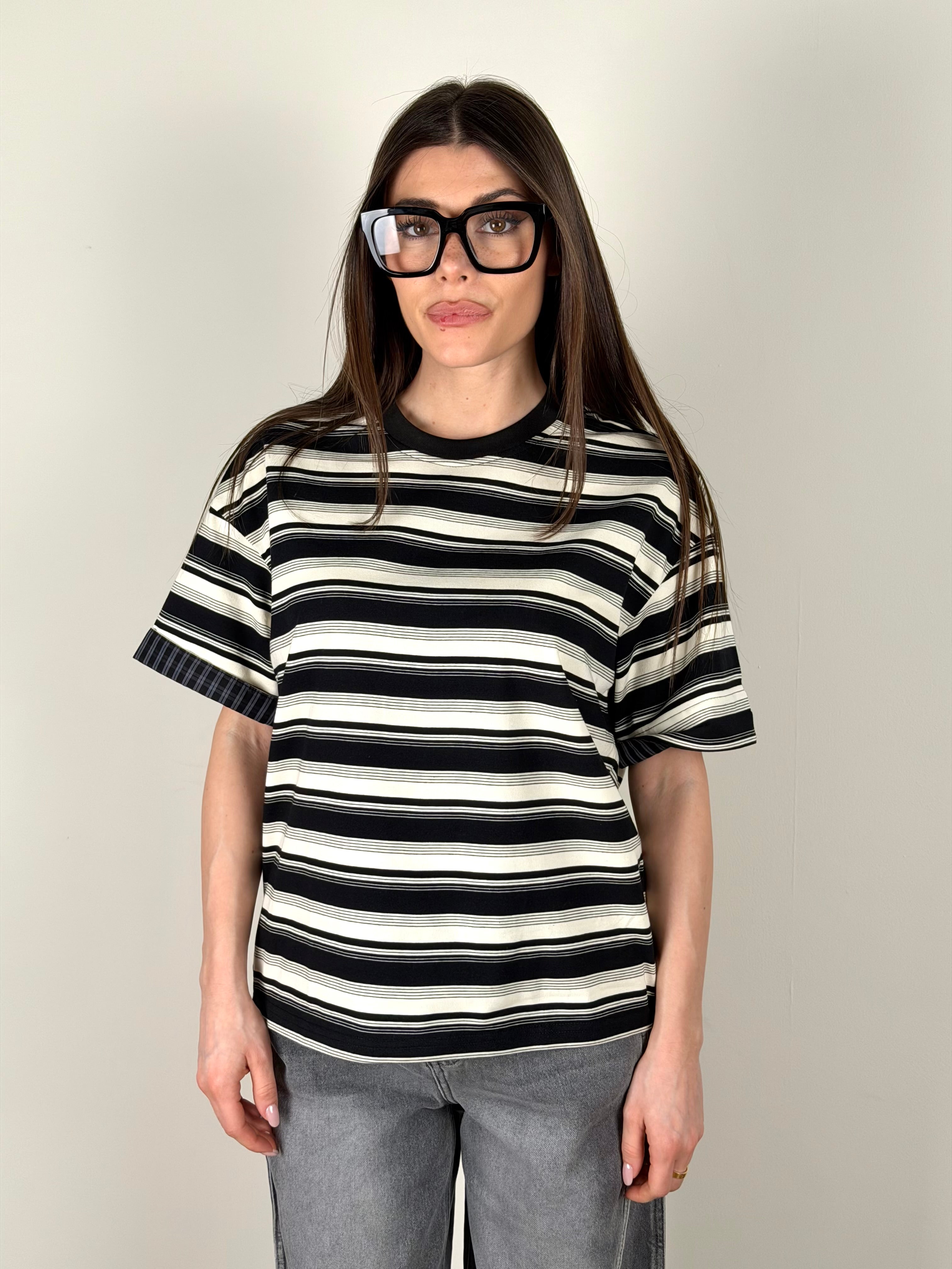 T-shirt rubacuori nera