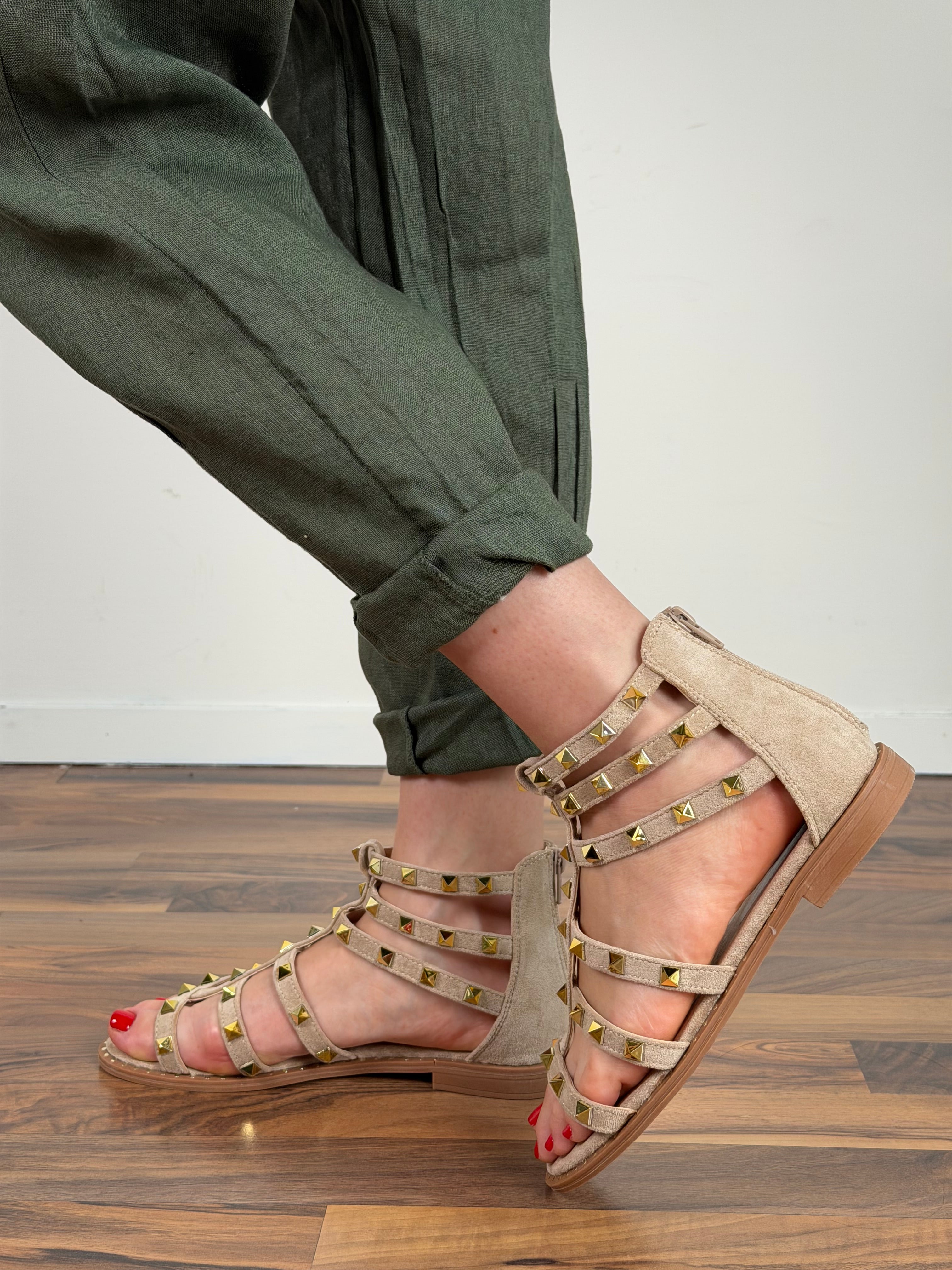 Sandalo borchie beige