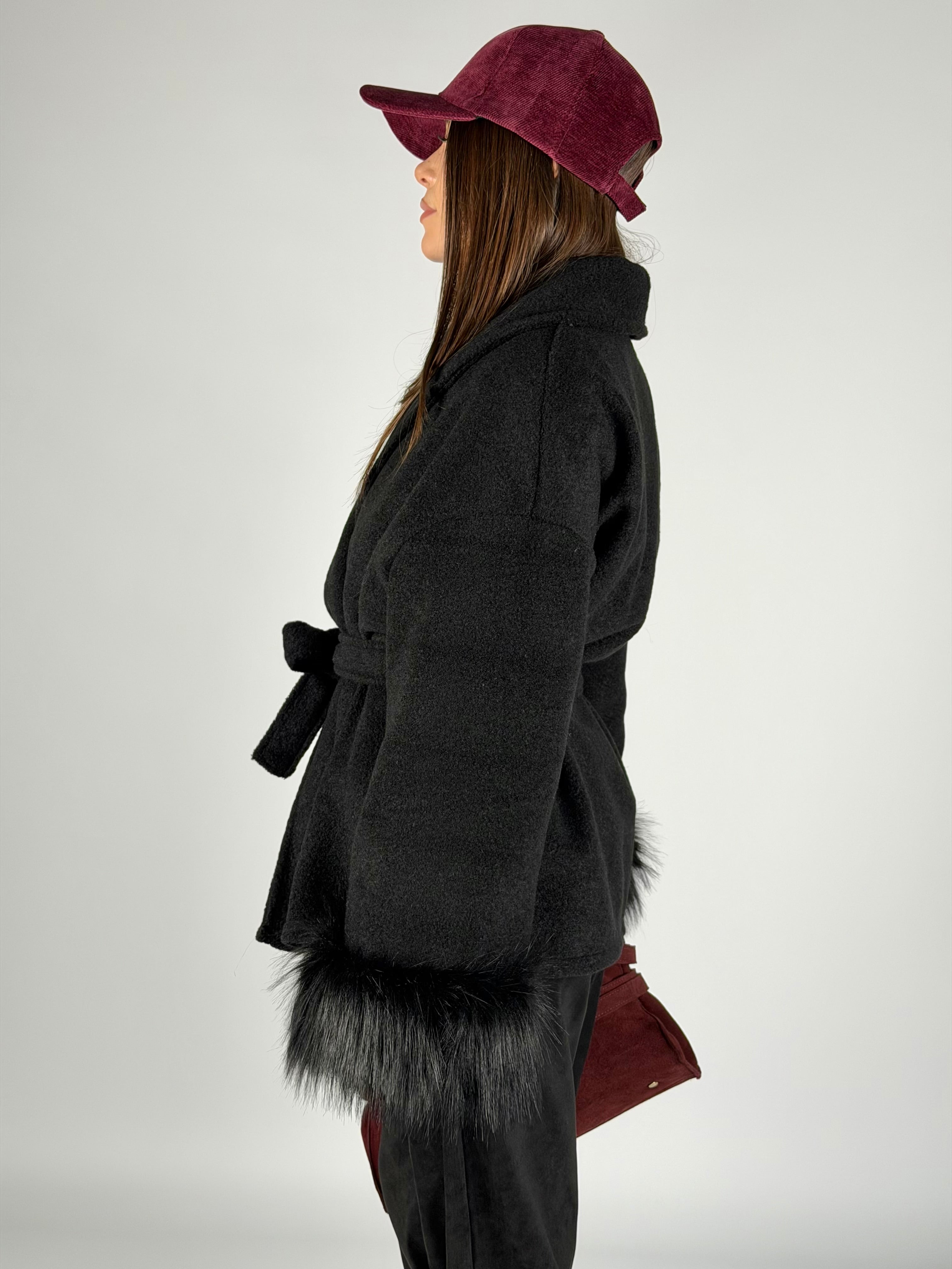 Cappotto maniche pelliccia nero