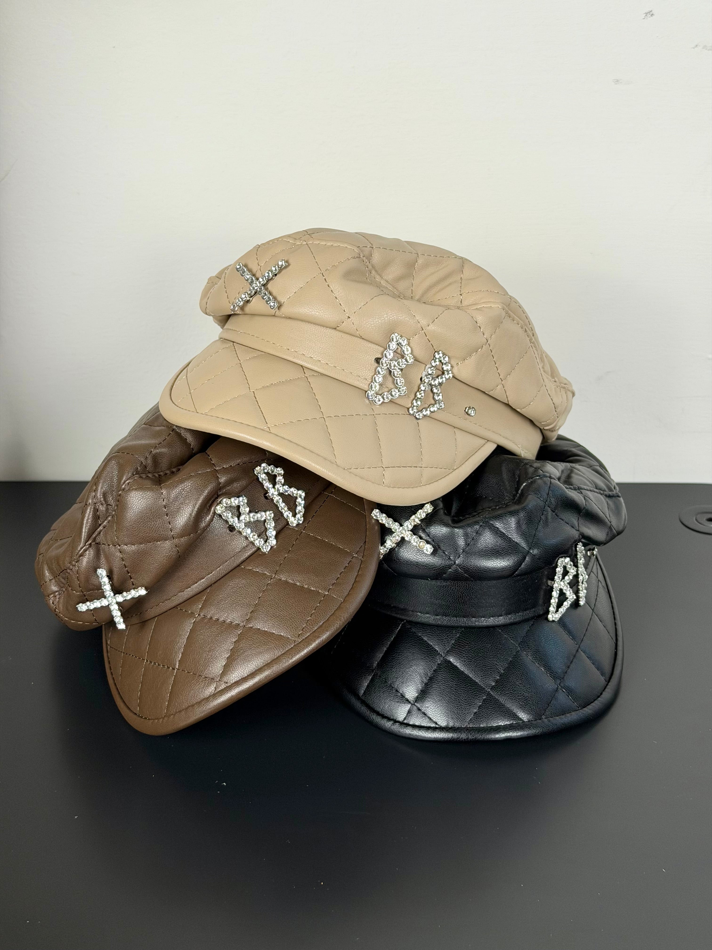 Cappello maxi spille - 3 colori