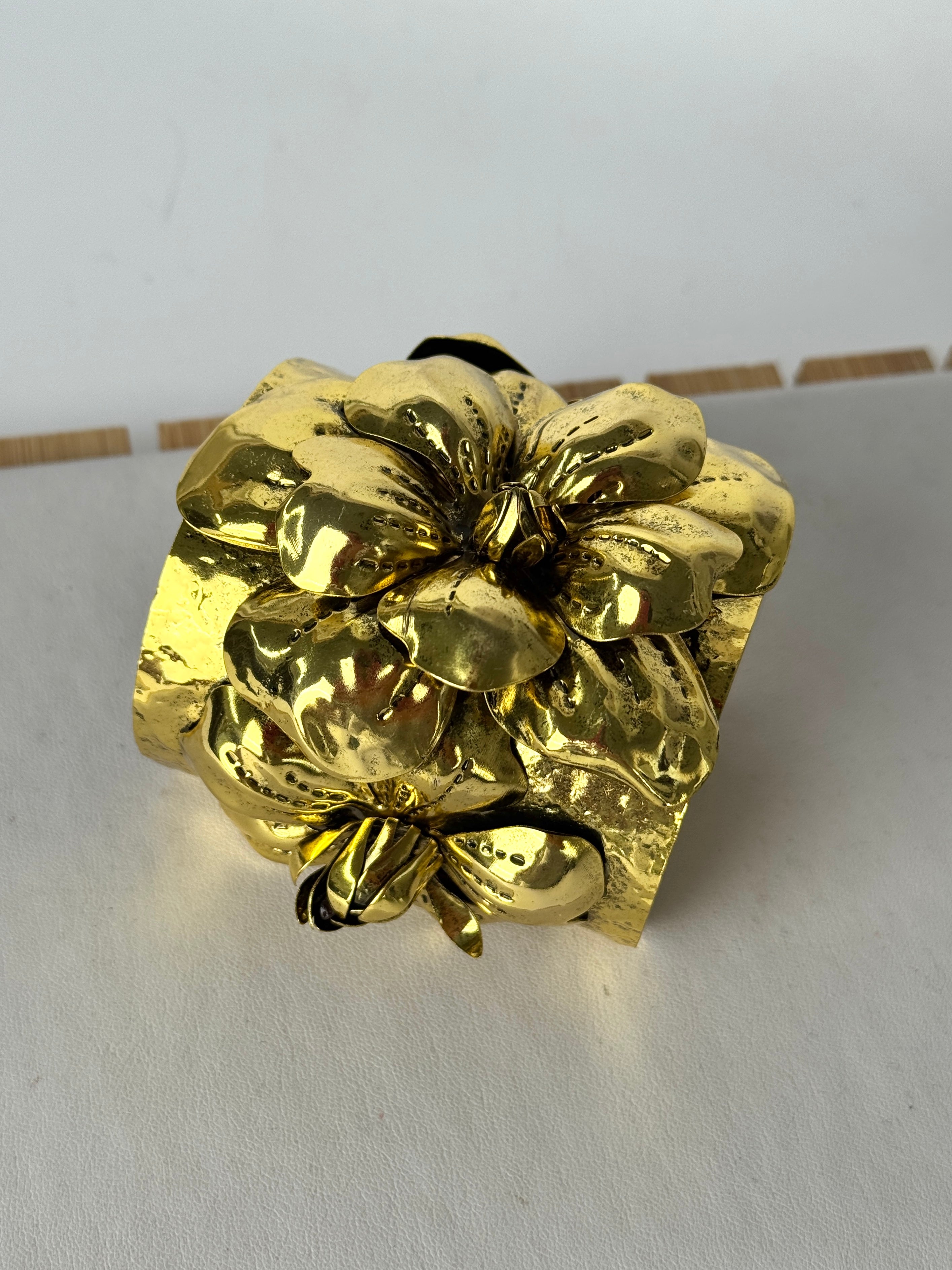 Bracciale rigido fiori rilievo - 2 colori