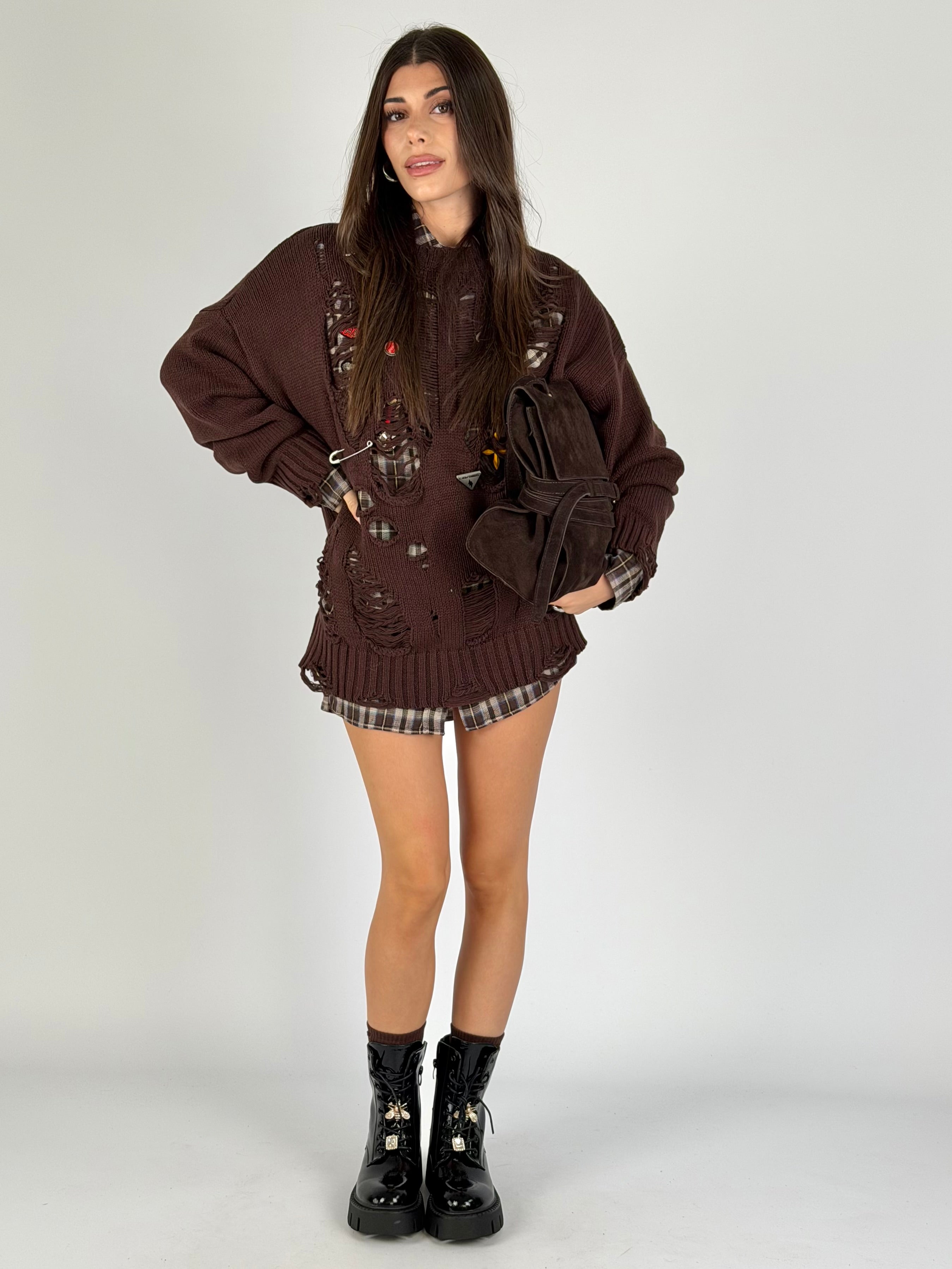 Maglia sfrangiata e spille