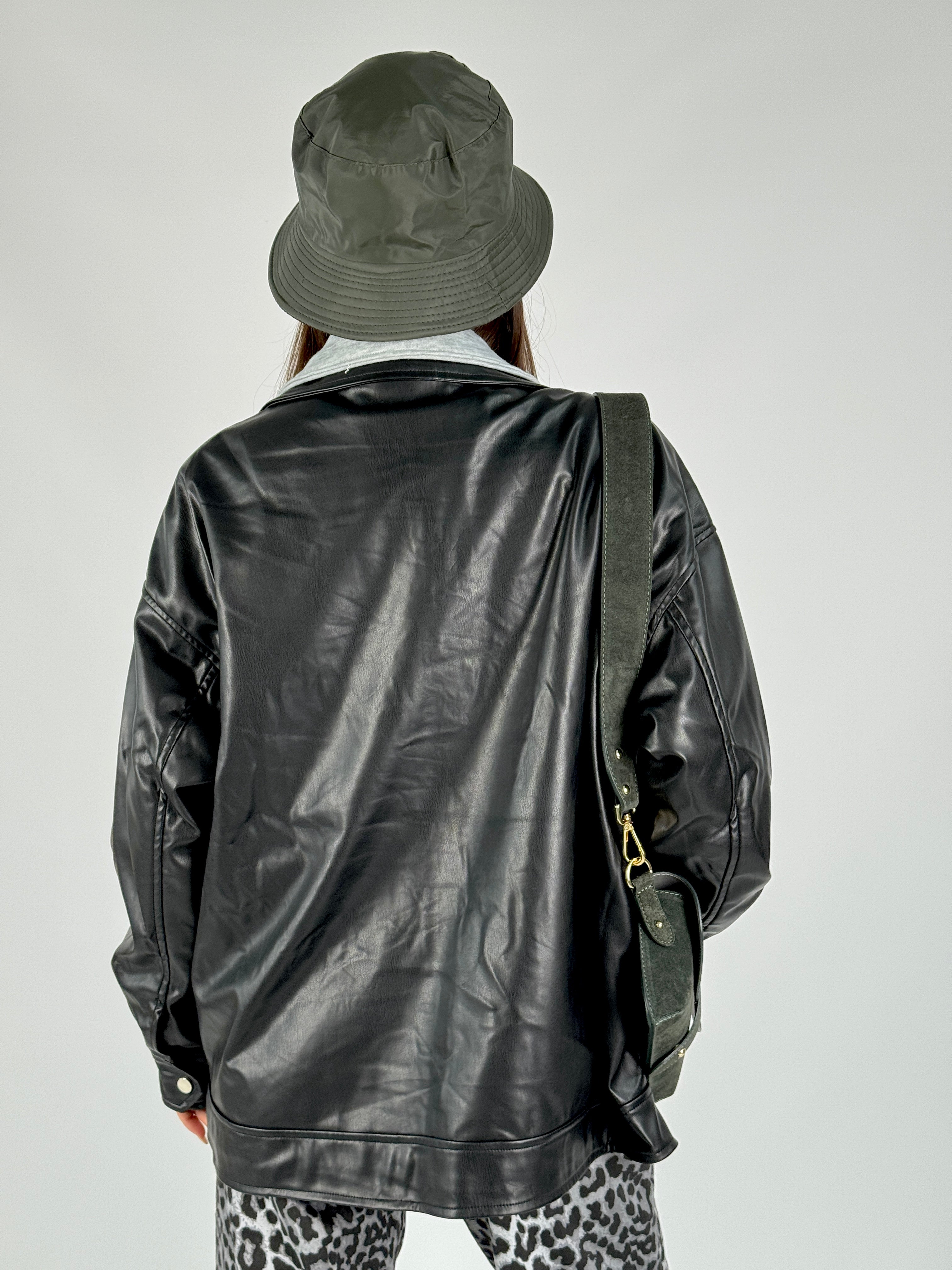 Giubbino ecopelle e felpa