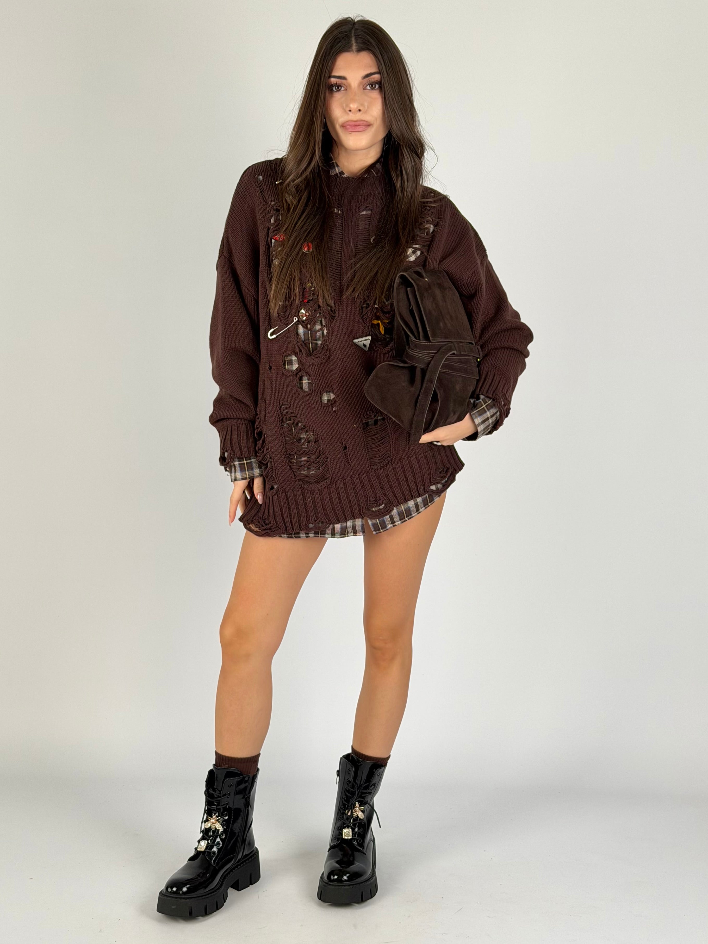 Maglia sfrangiata e spille