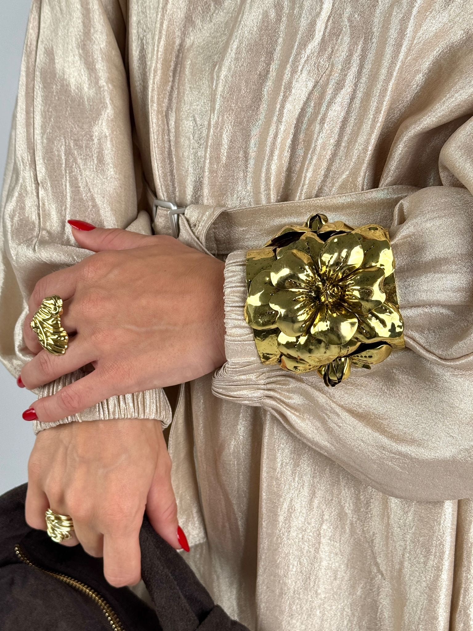 Bracciale rigido fiori rilievo - 2 colori