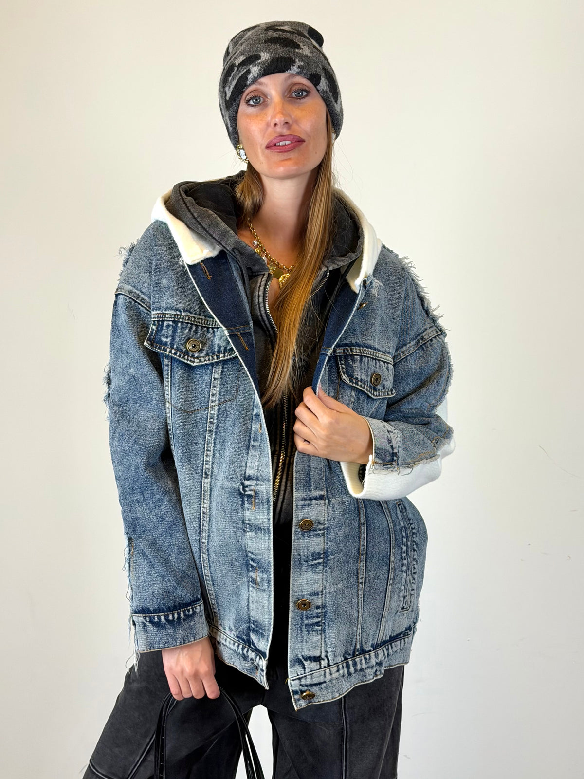 Giubbino jeans e maglia bianco