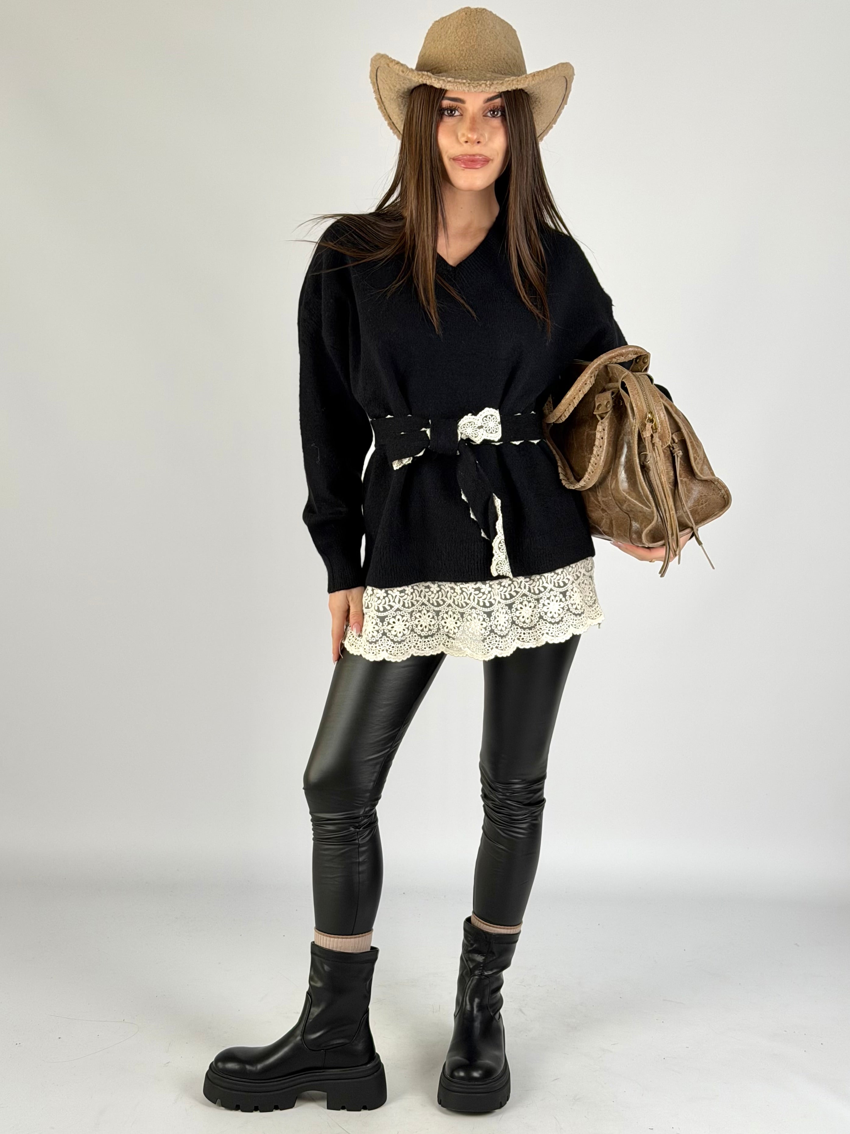 Maglia cintura ricami nero