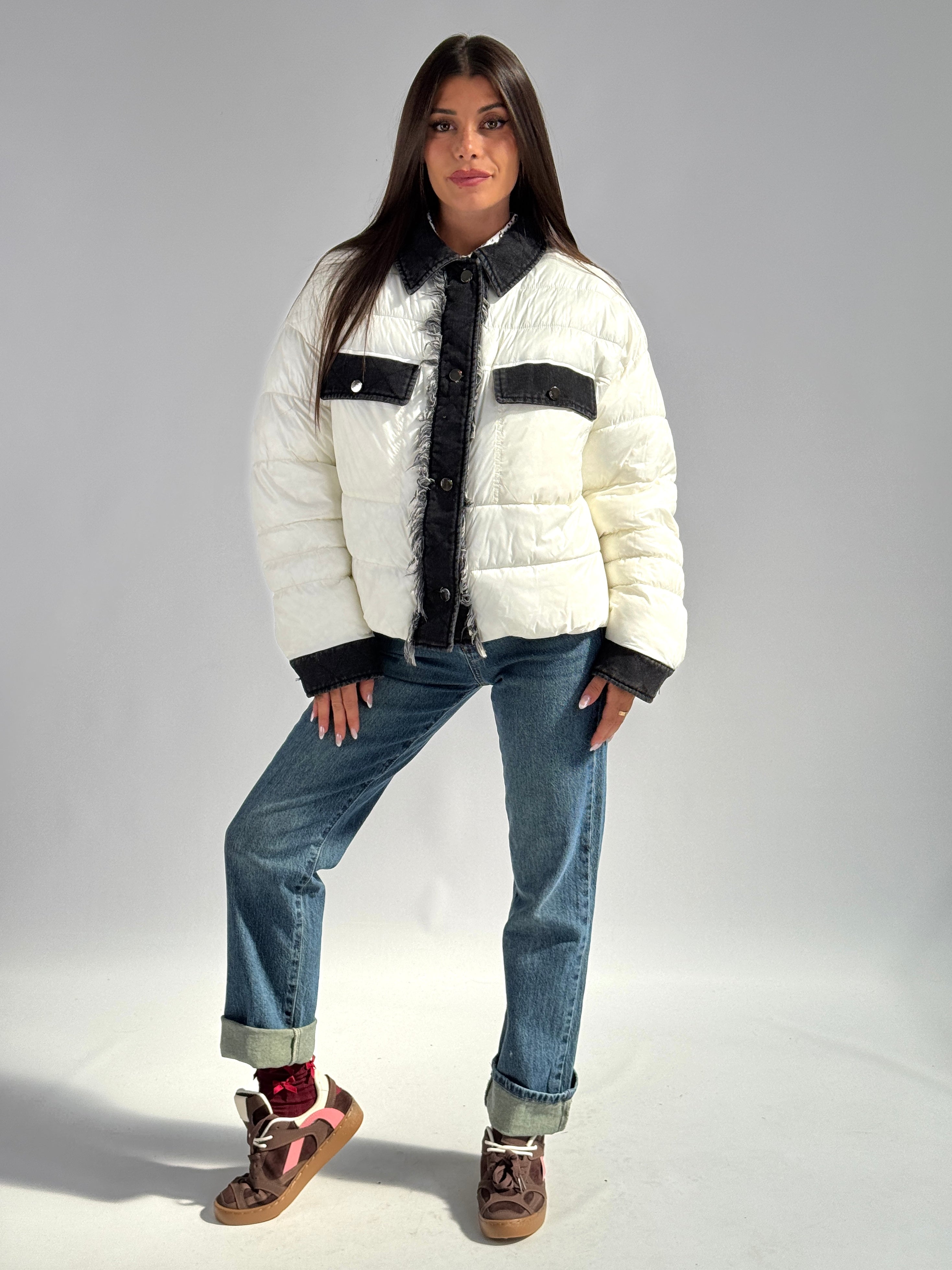 Piumino trapuntato e denim bianco